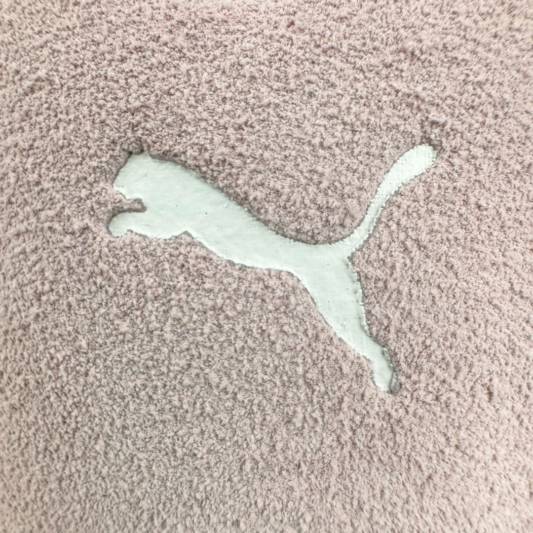 图片[10]-＃S2纯原 PUMA Speedca OG 彪马极速赛车系列低帮德训风拼接复古百搭休闲运动赛车鞋 鞋款从80、90年代赛车手所穿的防火赛车鞋为原型，鞋身线条模仿了赛车的流线廓形，体现了空气动力学原理的结构。简约流畅的外观，恰好又和贯穿其中的Formstrip Logo融合恰到好处，视觉上细节丰富且协调。本次Speedcat OG鞋款归来，最大看点自然式保留了窄版鞋型以及薄底构造。这两年各品牌鞋底越做越厚，Speedcat反其道而行之，上脚几乎无鞋底的效果带来耳目一新的视觉体验。鞋面依旧是以质感细腻的麂皮材质打造，并且大面积近乎全包裹的使用，复古味道也愈发浓烈。配色上更是将最原始的黑色和红色带回，向F1赛车队的标志性队服致敬。相信让各位一眼种草的更多是出挑的大红色，上脚即可瞬间点亮整体造型，在以球鞋为核心的OOTD中脱颖而出。而另一款黑色则是低调的万金油，彰显新潮个性的同时又不喧宾夺主，也是热爱简约系穿搭朋友的首选。 尺码：36 37 37.5 38 38.5 39 40 40.5 41 42 42.5 43 44 44.5 45 46-选品中心