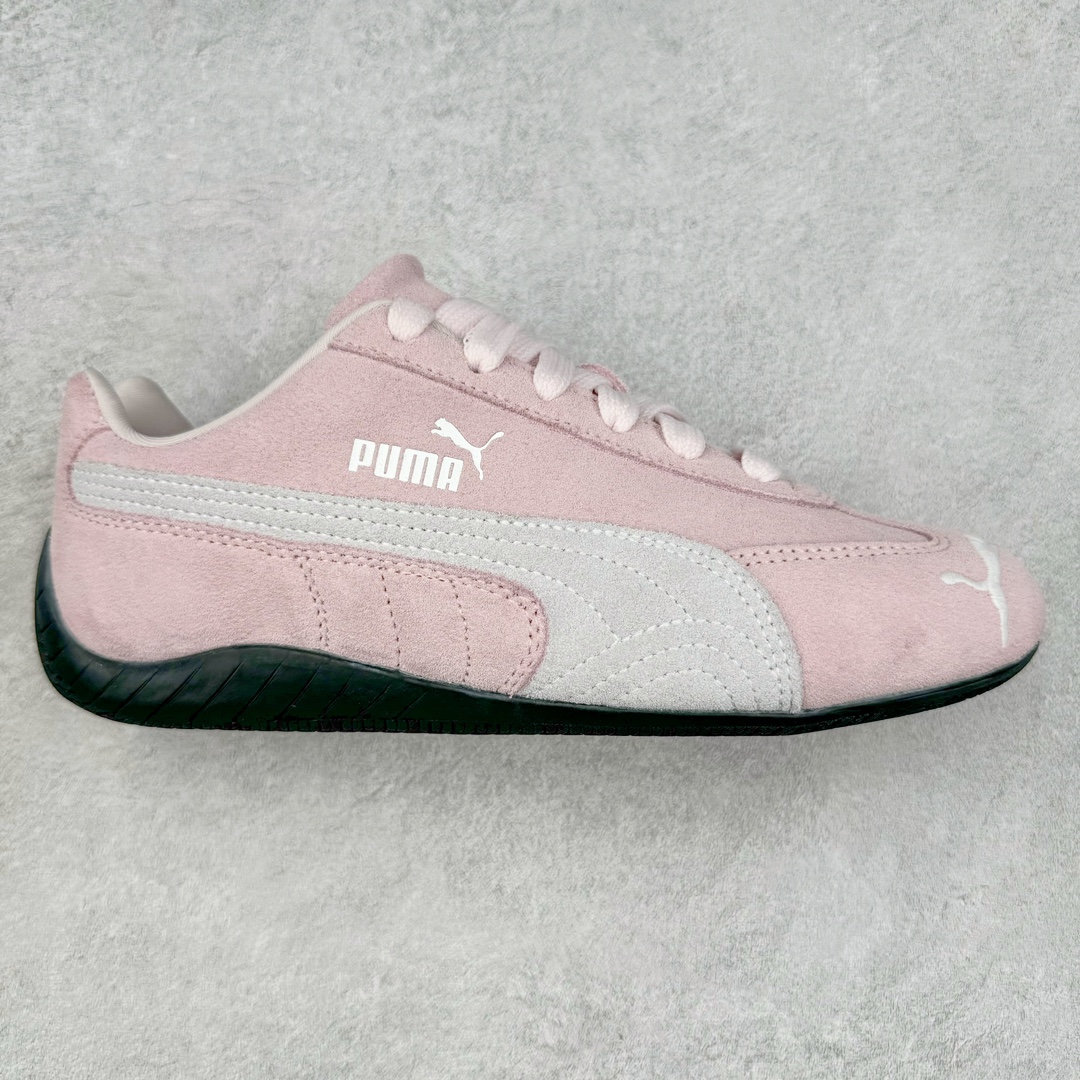＃S2纯原 PUMA Speedca OG 彪马极速赛车系列低帮德训风拼接复古百搭休闲运动赛车鞋 鞋款从80、90年代赛车手所穿的防火赛车鞋为原型，鞋身线条模仿了赛车的流线廓形，体现了空气动力学原理的结构。简约流畅的外观，恰好又和贯穿其中的Formstrip Logo融合恰到好处，视觉上细节丰富且协调。本次Speedcat OG鞋款归来，最大看点自然式保留了窄版鞋型以及薄底构造。这两年各品牌鞋底越做越厚，Speedcat反其道而行之，上脚几乎无鞋底的效果带来耳目一新的视觉体验。鞋面依旧是以质感细腻的麂皮材质打造，并且大面积近乎全包裹的使用，复古味道也愈发浓烈。配色上更是将最原始的黑色和红色带回，向F1赛车队的标志性队服致敬。相信让各位一眼种草的更多是出挑的大红色，上脚即可瞬间点亮整体造型，在以球鞋为核心的OOTD中脱颖而出。而另一款黑色则是低调的万金油，彰显新潮个性的同时又不喧宾夺主，也是热爱简约系穿搭朋友的首选。 尺码：36 37 37.5 38 38.5 39 40 40.5 41 42 42.5 43 44 44.5 45 46-选品中心