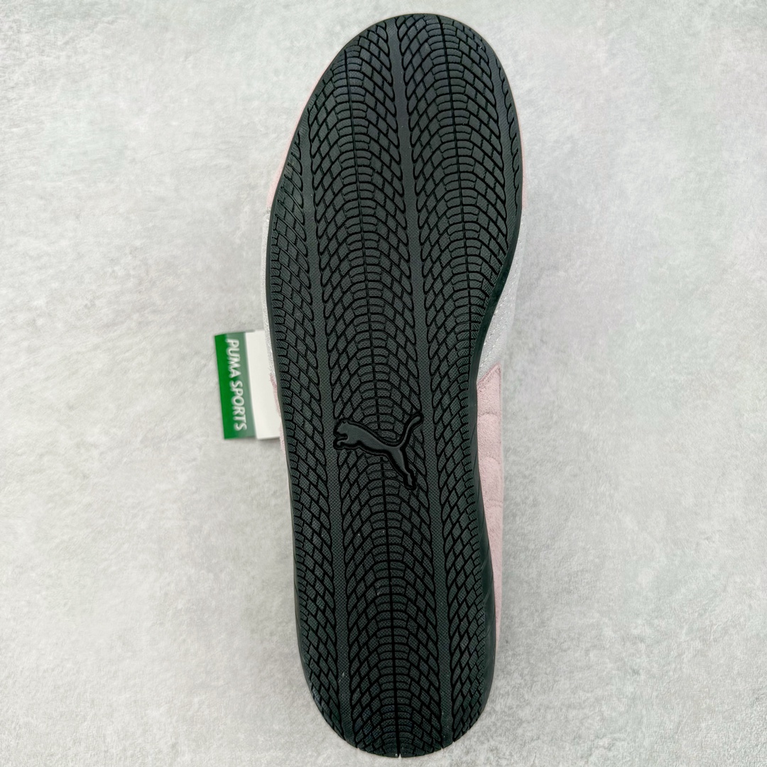 图片[9]-＃S2纯原 PUMA Speedca OG 彪马极速赛车系列低帮德训风拼接复古百搭休闲运动赛车鞋 鞋款从80、90年代赛车手所穿的防火赛车鞋为原型，鞋身线条模仿了赛车的流线廓形，体现了空气动力学原理的结构。简约流畅的外观，恰好又和贯穿其中的Formstrip Logo融合恰到好处，视觉上细节丰富且协调。本次Speedcat OG鞋款归来，最大看点自然式保留了窄版鞋型以及薄底构造。这两年各品牌鞋底越做越厚，Speedcat反其道而行之，上脚几乎无鞋底的效果带来耳目一新的视觉体验。鞋面依旧是以质感细腻的麂皮材质打造，并且大面积近乎全包裹的使用，复古味道也愈发浓烈。配色上更是将最原始的黑色和红色带回，向F1赛车队的标志性队服致敬。相信让各位一眼种草的更多是出挑的大红色，上脚即可瞬间点亮整体造型，在以球鞋为核心的OOTD中脱颖而出。而另一款黑色则是低调的万金油，彰显新潮个性的同时又不喧宾夺主，也是热爱简约系穿搭朋友的首选。 尺码：36 37 37.5 38 38.5 39 40 40.5 41 42 42.5 43 44 44.5 45 46-选品中心