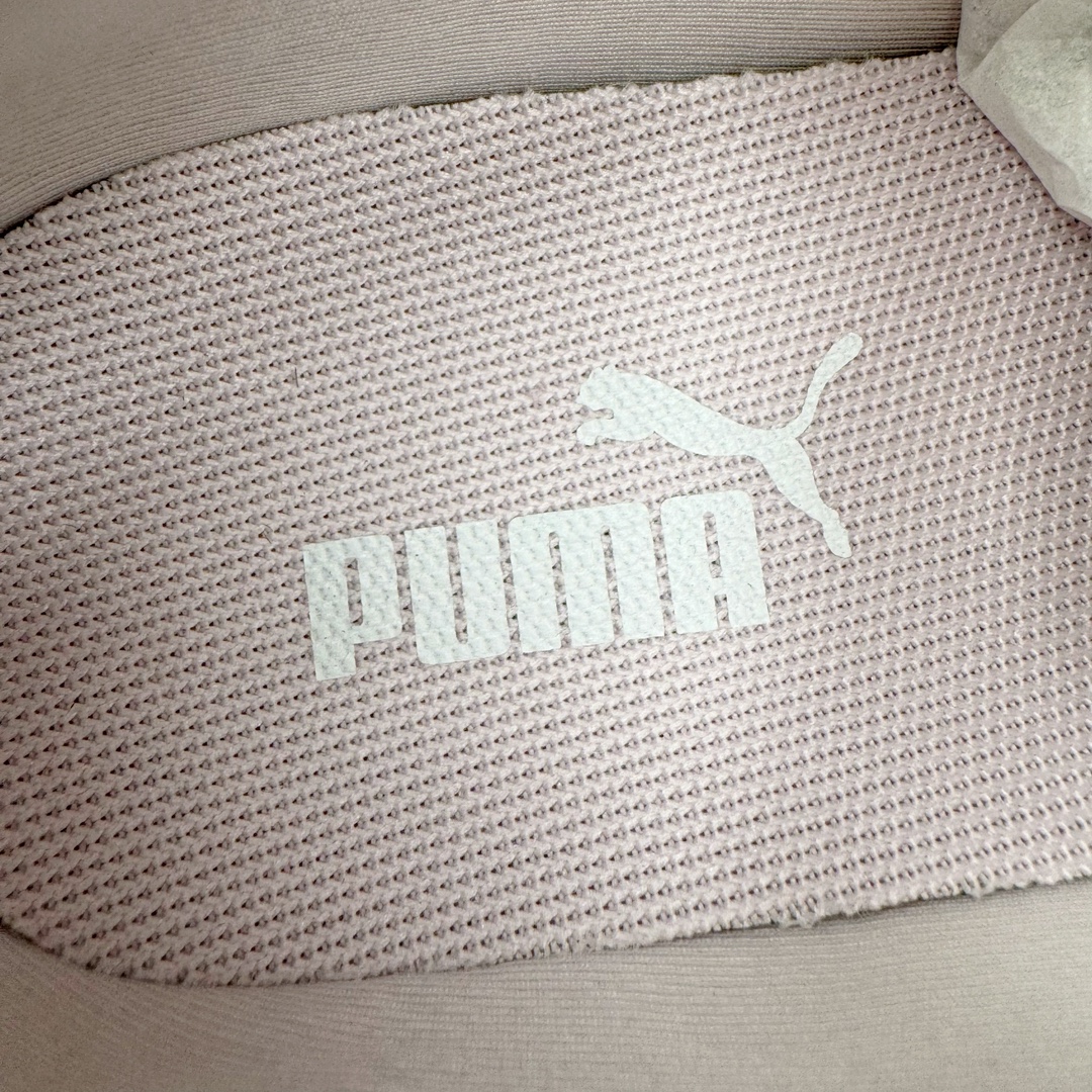 图片[13]-＃S2纯原 PUMA Speedca OG 彪马极速赛车系列低帮德训风拼接复古百搭休闲运动赛车鞋 鞋款从80、90年代赛车手所穿的防火赛车鞋为原型，鞋身线条模仿了赛车的流线廓形，体现了空气动力学原理的结构。简约流畅的外观，恰好又和贯穿其中的Formstrip Logo融合恰到好处，视觉上细节丰富且协调。本次Speedcat OG鞋款归来，最大看点自然式保留了窄版鞋型以及薄底构造。这两年各品牌鞋底越做越厚，Speedcat反其道而行之，上脚几乎无鞋底的效果带来耳目一新的视觉体验。鞋面依旧是以质感细腻的麂皮材质打造，并且大面积近乎全包裹的使用，复古味道也愈发浓烈。配色上更是将最原始的黑色和红色带回，向F1赛车队的标志性队服致敬。相信让各位一眼种草的更多是出挑的大红色，上脚即可瞬间点亮整体造型，在以球鞋为核心的OOTD中脱颖而出。而另一款黑色则是低调的万金油，彰显新潮个性的同时又不喧宾夺主，也是热爱简约系穿搭朋友的首选。 尺码：36 37 37.5 38 38.5 39 40 40.5 41 42 42.5 43 44 44.5 45 46-选品中心