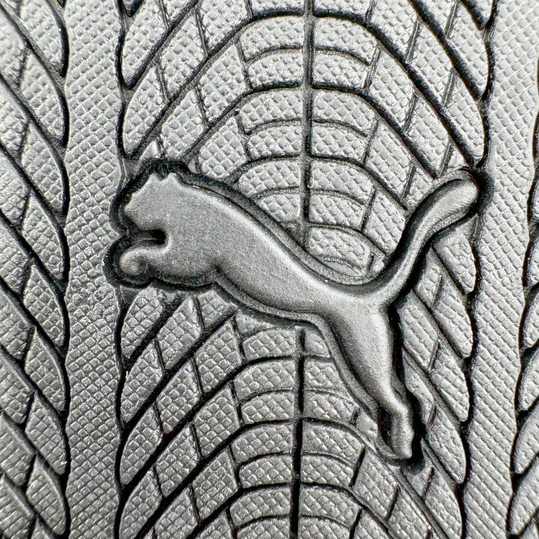 图片[20]-＃S2纯原 PUMA Speedca OG 彪马极速赛车系列低帮德训风拼接复古百搭休闲运动赛车鞋 鞋款从80、90年代赛车手所穿的防火赛车鞋为原型，鞋身线条模仿了赛车的流线廓形，体现了空气动力学原理的结构。简约流畅的外观，恰好又和贯穿其中的Formstrip Logo融合恰到好处，视觉上细节丰富且协调。本次Speedcat OG鞋款归来，最大看点自然式保留了窄版鞋型以及薄底构造。这两年各品牌鞋底越做越厚，Speedcat反其道而行之，上脚几乎无鞋底的效果带来耳目一新的视觉体验。鞋面依旧是以质感细腻的麂皮材质打造，并且大面积近乎全包裹的使用，复古味道也愈发浓烈。配色上更是将最原始的黑色和红色带回，向F1赛车队的标志性队服致敬。相信让各位一眼种草的更多是出挑的大红色，上脚即可瞬间点亮整体造型，在以球鞋为核心的OOTD中脱颖而出。而另一款黑色则是低调的万金油，彰显新潮个性的同时又不喧宾夺主，也是热爱简约系穿搭朋友的首选。 尺码：36 37 37.5 38 38.5 39 40 40.5 41 42 42.5 43 44 44.5 45 46-选品中心