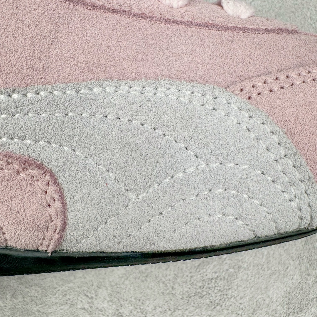 图片[19]-＃S2纯原 PUMA Speedca OG 彪马极速赛车系列低帮德训风拼接复古百搭休闲运动赛车鞋 鞋款从80、90年代赛车手所穿的防火赛车鞋为原型，鞋身线条模仿了赛车的流线廓形，体现了空气动力学原理的结构。简约流畅的外观，恰好又和贯穿其中的Formstrip Logo融合恰到好处，视觉上细节丰富且协调。本次Speedcat OG鞋款归来，最大看点自然式保留了窄版鞋型以及薄底构造。这两年各品牌鞋底越做越厚，Speedcat反其道而行之，上脚几乎无鞋底的效果带来耳目一新的视觉体验。鞋面依旧是以质感细腻的麂皮材质打造，并且大面积近乎全包裹的使用，复古味道也愈发浓烈。配色上更是将最原始的黑色和红色带回，向F1赛车队的标志性队服致敬。相信让各位一眼种草的更多是出挑的大红色，上脚即可瞬间点亮整体造型，在以球鞋为核心的OOTD中脱颖而出。而另一款黑色则是低调的万金油，彰显新潮个性的同时又不喧宾夺主，也是热爱简约系穿搭朋友的首选。 尺码：36 37 37.5 38 38.5 39 40 40.5 41 42 42.5 43 44 44.5 45 46-选品中心