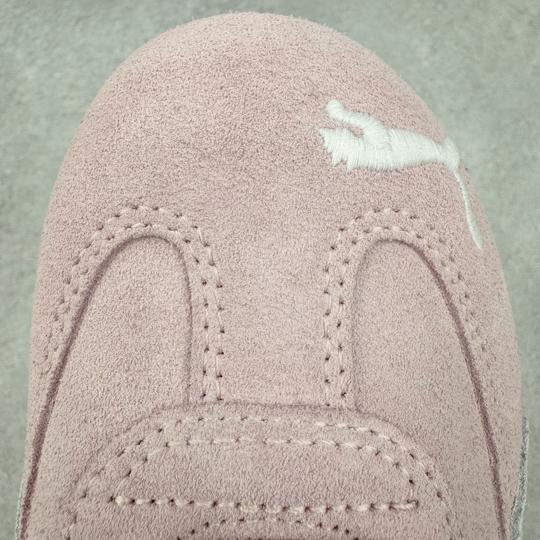 图片[17]-＃S2纯原 PUMA Speedca OG 彪马极速赛车系列低帮德训风拼接复古百搭休闲运动赛车鞋 鞋款从80、90年代赛车手所穿的防火赛车鞋为原型，鞋身线条模仿了赛车的流线廓形，体现了空气动力学原理的结构。简约流畅的外观，恰好又和贯穿其中的Formstrip Logo融合恰到好处，视觉上细节丰富且协调。本次Speedcat OG鞋款归来，最大看点自然式保留了窄版鞋型以及薄底构造。这两年各品牌鞋底越做越厚，Speedcat反其道而行之，上脚几乎无鞋底的效果带来耳目一新的视觉体验。鞋面依旧是以质感细腻的麂皮材质打造，并且大面积近乎全包裹的使用，复古味道也愈发浓烈。配色上更是将最原始的黑色和红色带回，向F1赛车队的标志性队服致敬。相信让各位一眼种草的更多是出挑的大红色，上脚即可瞬间点亮整体造型，在以球鞋为核心的OOTD中脱颖而出。而另一款黑色则是低调的万金油，彰显新潮个性的同时又不喧宾夺主，也是热爱简约系穿搭朋友的首选。 尺码：36 37 37.5 38 38.5 39 40 40.5 41 42 42.5 43 44 44.5 45 46-选品中心