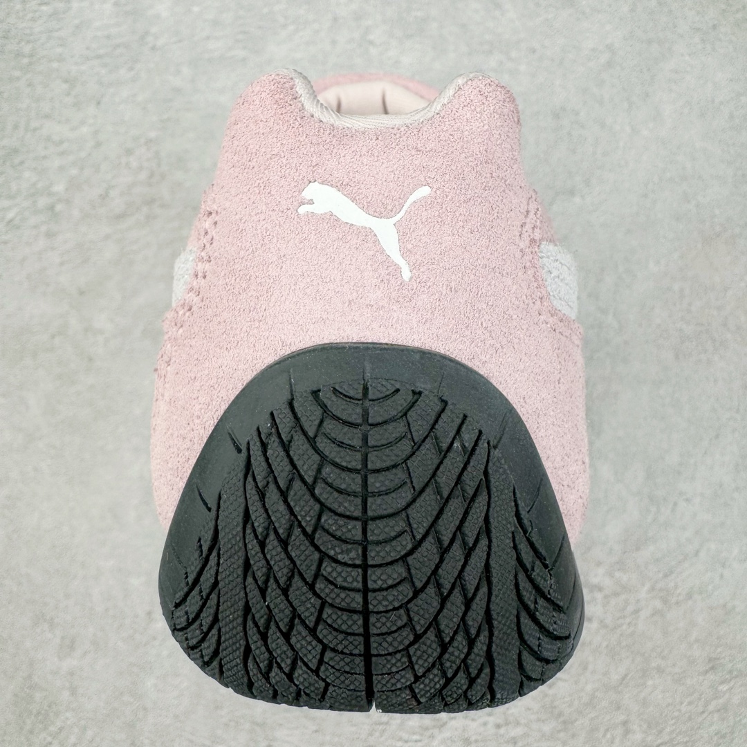 图片[8]-＃S2纯原 PUMA Speedca OG 彪马极速赛车系列低帮德训风拼接复古百搭休闲运动赛车鞋 鞋款从80、90年代赛车手所穿的防火赛车鞋为原型，鞋身线条模仿了赛车的流线廓形，体现了空气动力学原理的结构。简约流畅的外观，恰好又和贯穿其中的Formstrip Logo融合恰到好处，视觉上细节丰富且协调。本次Speedcat OG鞋款归来，最大看点自然式保留了窄版鞋型以及薄底构造。这两年各品牌鞋底越做越厚，Speedcat反其道而行之，上脚几乎无鞋底的效果带来耳目一新的视觉体验。鞋面依旧是以质感细腻的麂皮材质打造，并且大面积近乎全包裹的使用，复古味道也愈发浓烈。配色上更是将最原始的黑色和红色带回，向F1赛车队的标志性队服致敬。相信让各位一眼种草的更多是出挑的大红色，上脚即可瞬间点亮整体造型，在以球鞋为核心的OOTD中脱颖而出。而另一款黑色则是低调的万金油，彰显新潮个性的同时又不喧宾夺主，也是热爱简约系穿搭朋友的首选。 尺码：36 37 37.5 38 38.5 39 40 40.5 41 42 42.5 43 44 44.5 45 46-选品中心