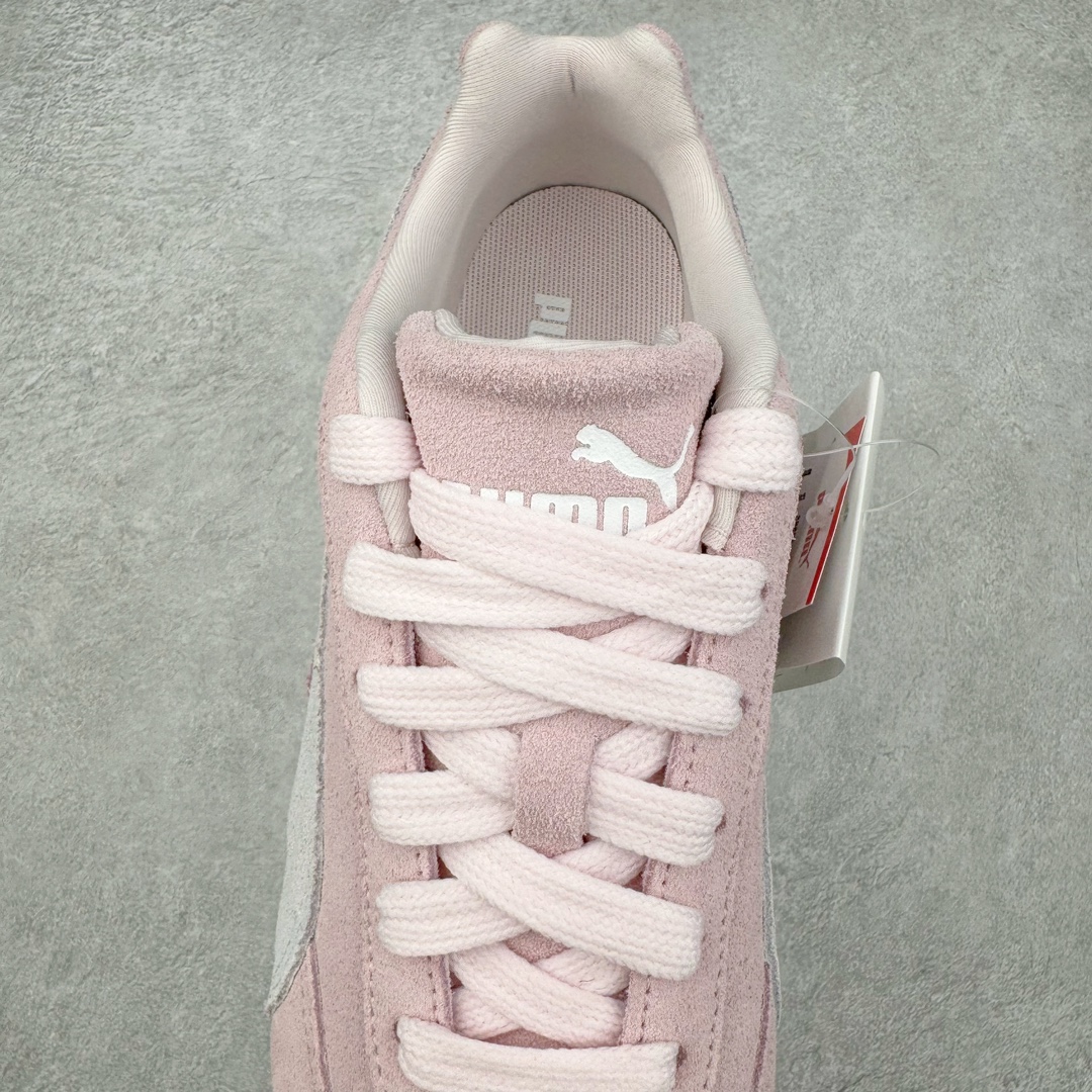 图片[5]-＃S2纯原 PUMA Speedca OG 彪马极速赛车系列低帮德训风拼接复古百搭休闲运动赛车鞋 鞋款从80、90年代赛车手所穿的防火赛车鞋为原型，鞋身线条模仿了赛车的流线廓形，体现了空气动力学原理的结构。简约流畅的外观，恰好又和贯穿其中的Formstrip Logo融合恰到好处，视觉上细节丰富且协调。本次Speedcat OG鞋款归来，最大看点自然式保留了窄版鞋型以及薄底构造。这两年各品牌鞋底越做越厚，Speedcat反其道而行之，上脚几乎无鞋底的效果带来耳目一新的视觉体验。鞋面依旧是以质感细腻的麂皮材质打造，并且大面积近乎全包裹的使用，复古味道也愈发浓烈。配色上更是将最原始的黑色和红色带回，向F1赛车队的标志性队服致敬。相信让各位一眼种草的更多是出挑的大红色，上脚即可瞬间点亮整体造型，在以球鞋为核心的OOTD中脱颖而出。而另一款黑色则是低调的万金油，彰显新潮个性的同时又不喧宾夺主，也是热爱简约系穿搭朋友的首选。 尺码：36 37 37.5 38 38.5 39 40 40.5 41 42 42.5 43 44 44.5 45 46-选品中心