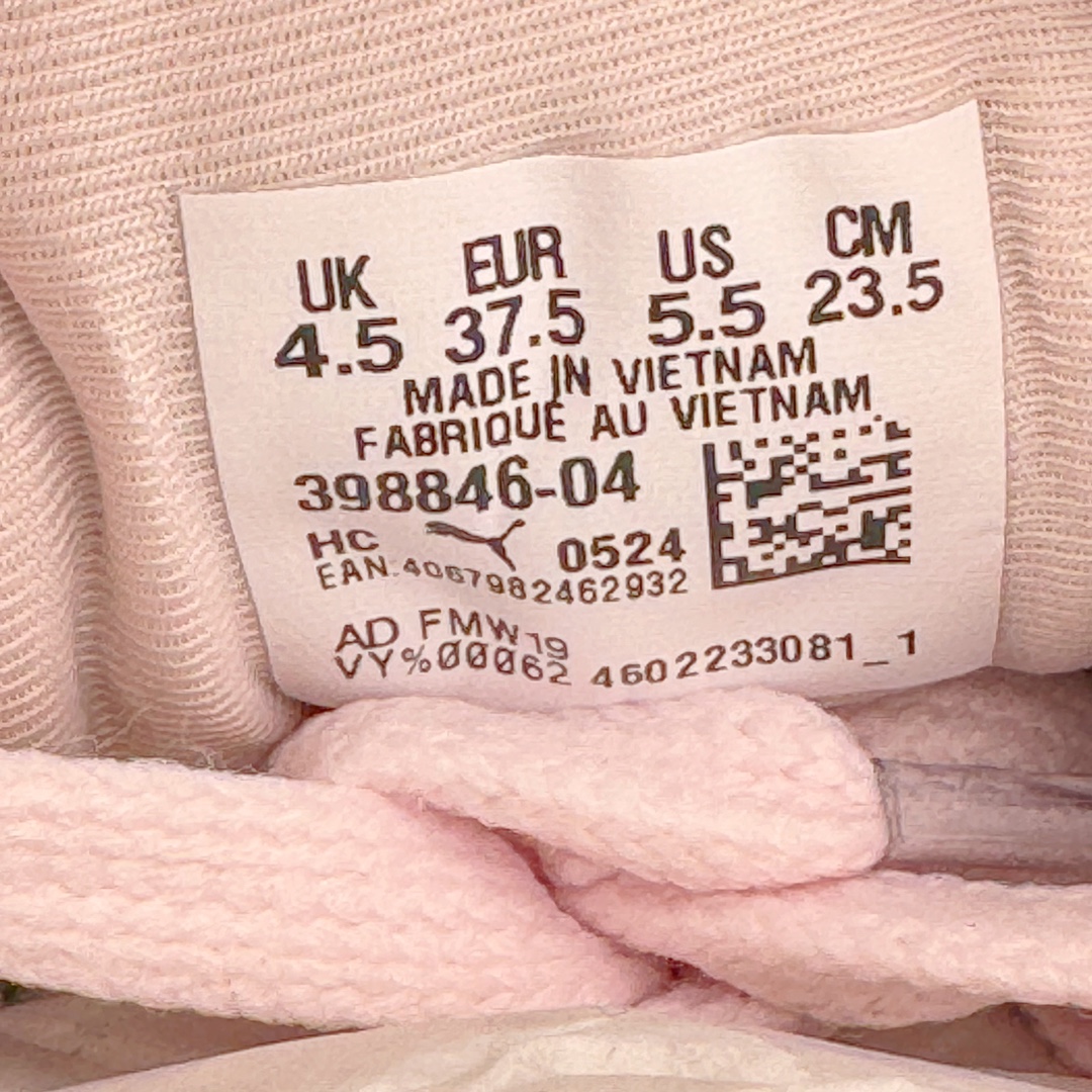 图片[12]-＃S2纯原 PUMA Speedca OG 彪马极速赛车系列低帮德训风拼接复古百搭休闲运动赛车鞋 鞋款从80、90年代赛车手所穿的防火赛车鞋为原型，鞋身线条模仿了赛车的流线廓形，体现了空气动力学原理的结构。简约流畅的外观，恰好又和贯穿其中的Formstrip Logo融合恰到好处，视觉上细节丰富且协调。本次Speedcat OG鞋款归来，最大看点自然式保留了窄版鞋型以及薄底构造。这两年各品牌鞋底越做越厚，Speedcat反其道而行之，上脚几乎无鞋底的效果带来耳目一新的视觉体验。鞋面依旧是以质感细腻的麂皮材质打造，并且大面积近乎全包裹的使用，复古味道也愈发浓烈。配色上更是将最原始的黑色和红色带回，向F1赛车队的标志性队服致敬。相信让各位一眼种草的更多是出挑的大红色，上脚即可瞬间点亮整体造型，在以球鞋为核心的OOTD中脱颖而出。而另一款黑色则是低调的万金油，彰显新潮个性的同时又不喧宾夺主，也是热爱简约系穿搭朋友的首选。 尺码：36 37 37.5 38 38.5 39 40 40.5 41 42 42.5 43 44 44.5 45 46-选品中心