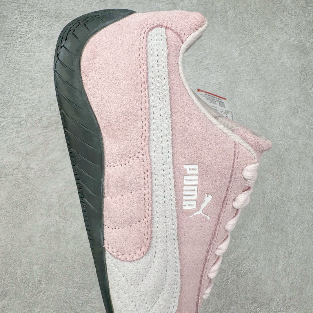 图片[6]-＃S2纯原 PUMA Speedca OG 彪马极速赛车系列低帮德训风拼接复古百搭休闲运动赛车鞋 鞋款从80、90年代赛车手所穿的防火赛车鞋为原型，鞋身线条模仿了赛车的流线廓形，体现了空气动力学原理的结构。简约流畅的外观，恰好又和贯穿其中的Formstrip Logo融合恰到好处，视觉上细节丰富且协调。本次Speedcat OG鞋款归来，最大看点自然式保留了窄版鞋型以及薄底构造。这两年各品牌鞋底越做越厚，Speedcat反其道而行之，上脚几乎无鞋底的效果带来耳目一新的视觉体验。鞋面依旧是以质感细腻的麂皮材质打造，并且大面积近乎全包裹的使用，复古味道也愈发浓烈。配色上更是将最原始的黑色和红色带回，向F1赛车队的标志性队服致敬。相信让各位一眼种草的更多是出挑的大红色，上脚即可瞬间点亮整体造型，在以球鞋为核心的OOTD中脱颖而出。而另一款黑色则是低调的万金油，彰显新潮个性的同时又不喧宾夺主，也是热爱简约系穿搭朋友的首选。 尺码：36 37 37.5 38 38.5 39 40 40.5 41 42 42.5 43 44 44.5 45 46-选品中心