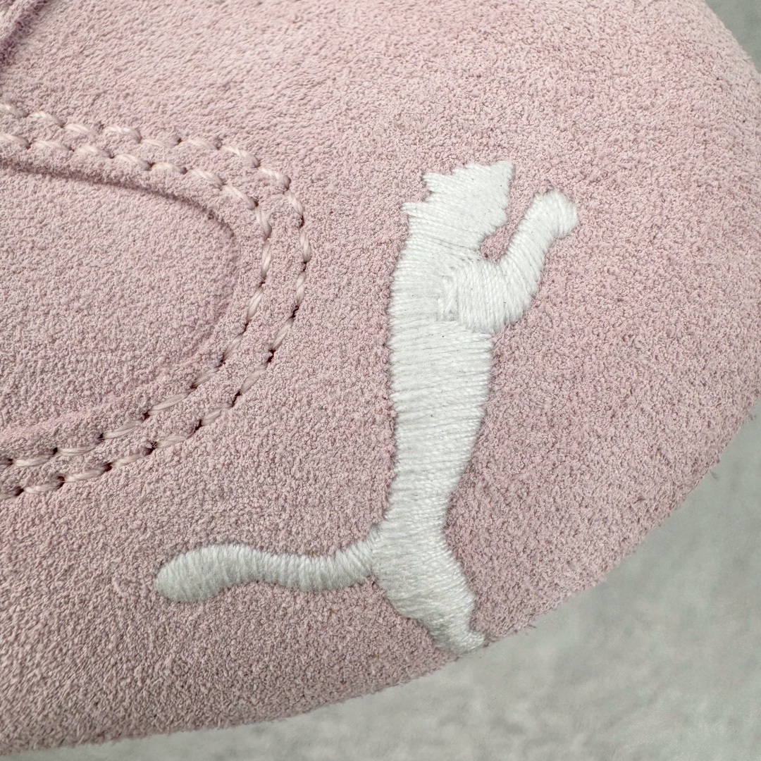 图片[16]-＃S2纯原 PUMA Speedca OG 彪马极速赛车系列低帮德训风拼接复古百搭休闲运动赛车鞋 鞋款从80、90年代赛车手所穿的防火赛车鞋为原型，鞋身线条模仿了赛车的流线廓形，体现了空气动力学原理的结构。简约流畅的外观，恰好又和贯穿其中的Formstrip Logo融合恰到好处，视觉上细节丰富且协调。本次Speedcat OG鞋款归来，最大看点自然式保留了窄版鞋型以及薄底构造。这两年各品牌鞋底越做越厚，Speedcat反其道而行之，上脚几乎无鞋底的效果带来耳目一新的视觉体验。鞋面依旧是以质感细腻的麂皮材质打造，并且大面积近乎全包裹的使用，复古味道也愈发浓烈。配色上更是将最原始的黑色和红色带回，向F1赛车队的标志性队服致敬。相信让各位一眼种草的更多是出挑的大红色，上脚即可瞬间点亮整体造型，在以球鞋为核心的OOTD中脱颖而出。而另一款黑色则是低调的万金油，彰显新潮个性的同时又不喧宾夺主，也是热爱简约系穿搭朋友的首选。 尺码：36 37 37.5 38 38.5 39 40 40.5 41 42 42.5 43 44 44.5 45 46-选品中心