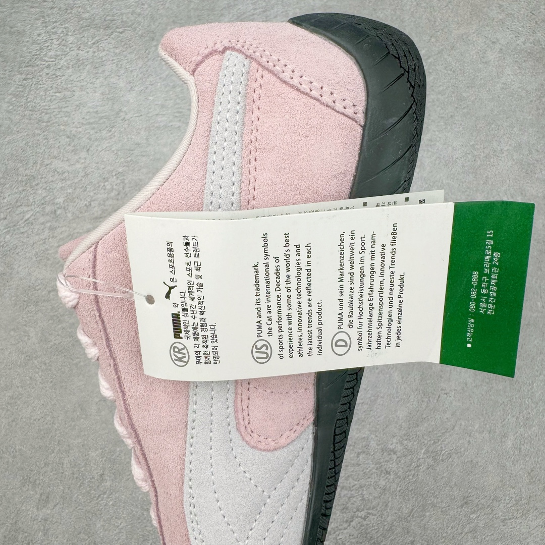 图片[7]-＃S2纯原 PUMA Speedca OG 彪马极速赛车系列低帮德训风拼接复古百搭休闲运动赛车鞋 鞋款从80、90年代赛车手所穿的防火赛车鞋为原型，鞋身线条模仿了赛车的流线廓形，体现了空气动力学原理的结构。简约流畅的外观，恰好又和贯穿其中的Formstrip Logo融合恰到好处，视觉上细节丰富且协调。本次Speedcat OG鞋款归来，最大看点自然式保留了窄版鞋型以及薄底构造。这两年各品牌鞋底越做越厚，Speedcat反其道而行之，上脚几乎无鞋底的效果带来耳目一新的视觉体验。鞋面依旧是以质感细腻的麂皮材质打造，并且大面积近乎全包裹的使用，复古味道也愈发浓烈。配色上更是将最原始的黑色和红色带回，向F1赛车队的标志性队服致敬。相信让各位一眼种草的更多是出挑的大红色，上脚即可瞬间点亮整体造型，在以球鞋为核心的OOTD中脱颖而出。而另一款黑色则是低调的万金油，彰显新潮个性的同时又不喧宾夺主，也是热爱简约系穿搭朋友的首选。 尺码：36 37 37.5 38 38.5 39 40 40.5 41 42 42.5 43 44 44.5 45 46-选品中心