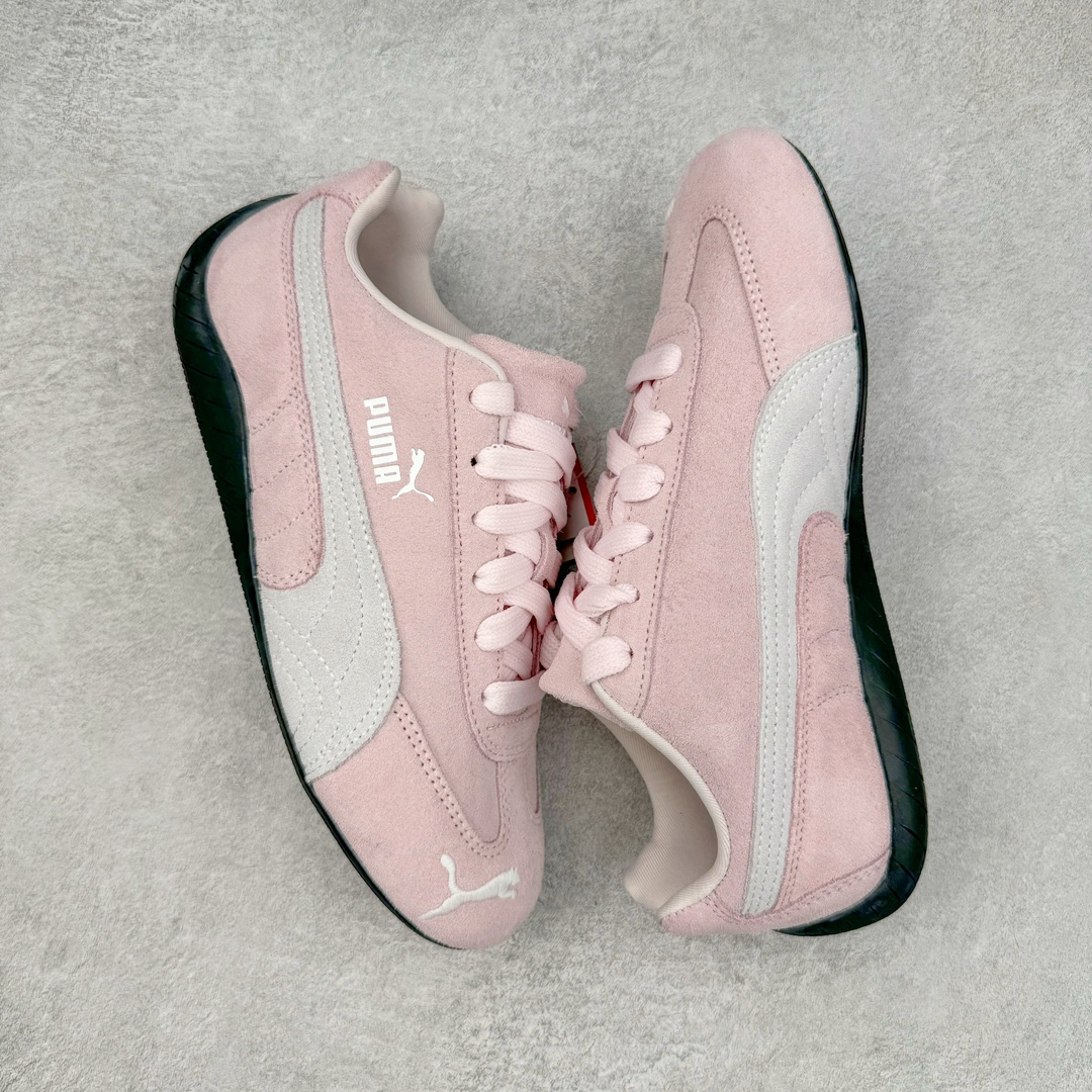 图片[3]-＃S2纯原 PUMA Speedca OG 彪马极速赛车系列低帮德训风拼接复古百搭休闲运动赛车鞋 鞋款从80、90年代赛车手所穿的防火赛车鞋为原型，鞋身线条模仿了赛车的流线廓形，体现了空气动力学原理的结构。简约流畅的外观，恰好又和贯穿其中的Formstrip Logo融合恰到好处，视觉上细节丰富且协调。本次Speedcat OG鞋款归来，最大看点自然式保留了窄版鞋型以及薄底构造。这两年各品牌鞋底越做越厚，Speedcat反其道而行之，上脚几乎无鞋底的效果带来耳目一新的视觉体验。鞋面依旧是以质感细腻的麂皮材质打造，并且大面积近乎全包裹的使用，复古味道也愈发浓烈。配色上更是将最原始的黑色和红色带回，向F1赛车队的标志性队服致敬。相信让各位一眼种草的更多是出挑的大红色，上脚即可瞬间点亮整体造型，在以球鞋为核心的OOTD中脱颖而出。而另一款黑色则是低调的万金油，彰显新潮个性的同时又不喧宾夺主，也是热爱简约系穿搭朋友的首选。 尺码：36 37 37.5 38 38.5 39 40 40.5 41 42 42.5 43 44 44.5 45 46-选品中心