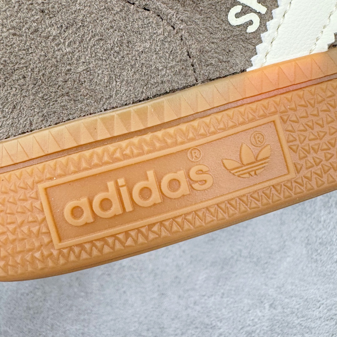 图片[18]-＃C版纯原 AD Originals Handball SPZL 手球运动员系列百搭休闲运动板鞋 IF6490 这款来自阿迪达斯的这款HANDBALL SPZL前身是一双手球运动鞋，这一次拿来复刻，所以鞋面的主要色彩选用了黑色， 鞋面外侧除了Spezial字母之外还有三叶草标志。Handball SPZL作为复古手球训练鞋与作为室内足球鞋的Samba有着异曲同工之处，但是质感更为出众的鞋身以及丰富的配色选择比起Samba来讲可以说是更胜一筹了！尺码：36 36⅔ 37⅓ 38 38⅔ 39⅓ 40 40⅔ 41⅓ 42 42⅔ 43⅓ 44 45-选品中心