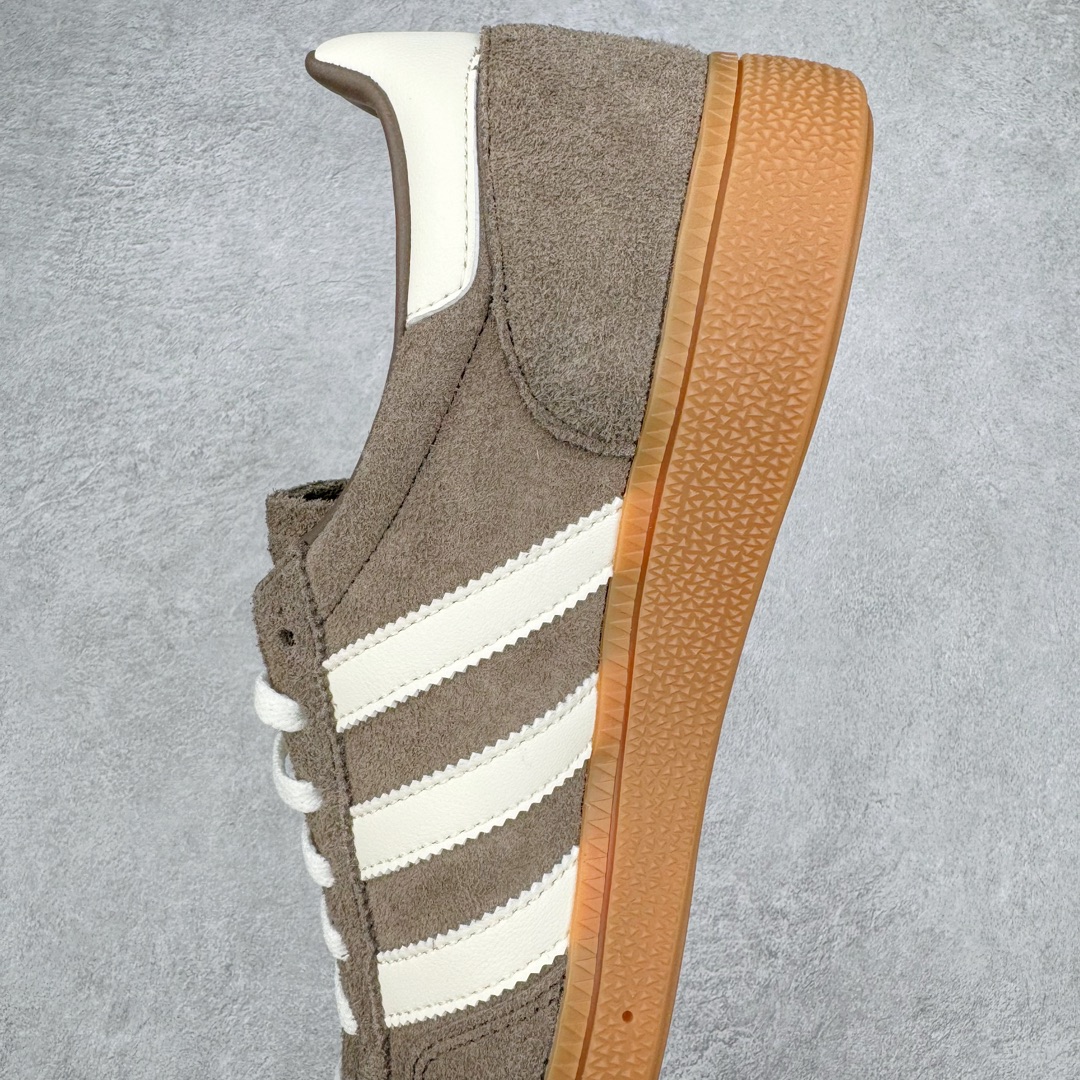 图片[7]-＃C版纯原 AD Originals Handball SPZL 手球运动员系列百搭休闲运动板鞋 IF6490 这款来自阿迪达斯的这款HANDBALL SPZL前身是一双手球运动鞋，这一次拿来复刻，所以鞋面的主要色彩选用了黑色， 鞋面外侧除了Spezial字母之外还有三叶草标志。Handball SPZL作为复古手球训练鞋与作为室内足球鞋的Samba有着异曲同工之处，但是质感更为出众的鞋身以及丰富的配色选择比起Samba来讲可以说是更胜一筹了！尺码：36 36⅔ 37⅓ 38 38⅔ 39⅓ 40 40⅔ 41⅓ 42 42⅔ 43⅓ 44 45-选品中心