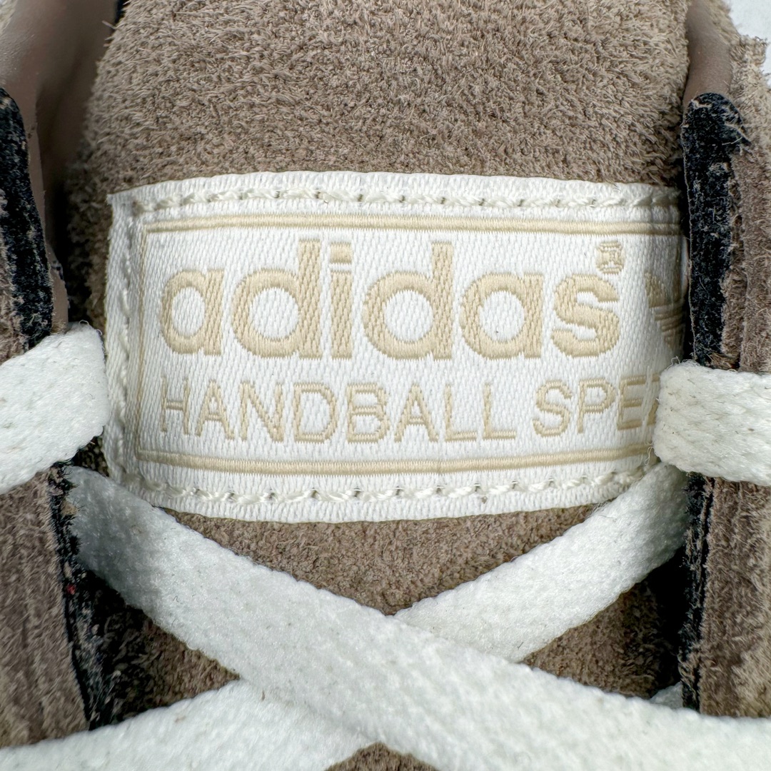 图片[15]-＃C版纯原 AD Originals Handball SPZL 手球运动员系列百搭休闲运动板鞋 IF6490 这款来自阿迪达斯的这款HANDBALL SPZL前身是一双手球运动鞋，这一次拿来复刻，所以鞋面的主要色彩选用了黑色， 鞋面外侧除了Spezial字母之外还有三叶草标志。Handball SPZL作为复古手球训练鞋与作为室内足球鞋的Samba有着异曲同工之处，但是质感更为出众的鞋身以及丰富的配色选择比起Samba来讲可以说是更胜一筹了！尺码：36 36⅔ 37⅓ 38 38⅔ 39⅓ 40 40⅔ 41⅓ 42 42⅔ 43⅓ 44 45-选品中心