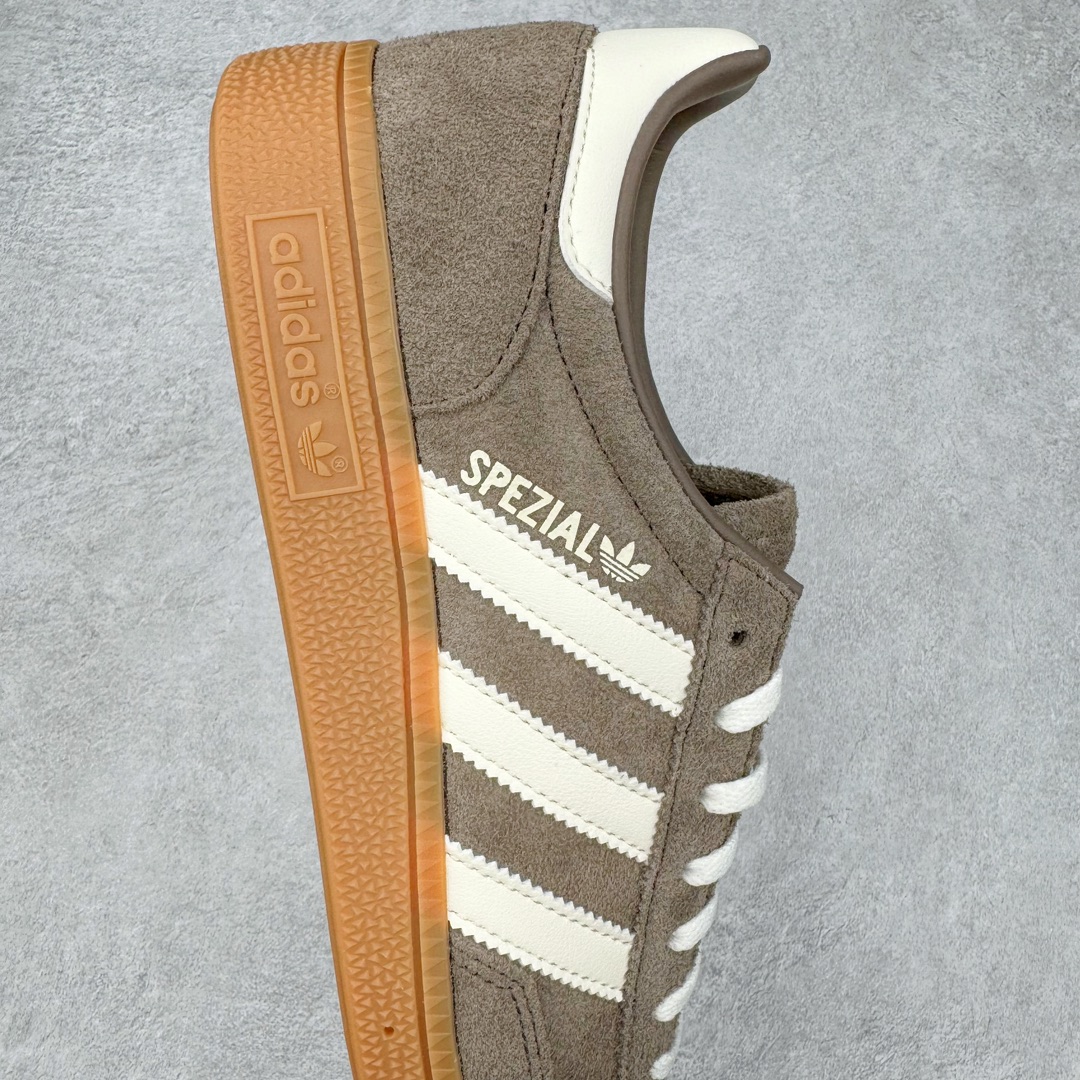 图片[6]-＃C版纯原 AD Originals Handball SPZL 手球运动员系列百搭休闲运动板鞋 IF6490 这款来自阿迪达斯的这款HANDBALL SPZL前身是一双手球运动鞋，这一次拿来复刻，所以鞋面的主要色彩选用了黑色， 鞋面外侧除了Spezial字母之外还有三叶草标志。Handball SPZL作为复古手球训练鞋与作为室内足球鞋的Samba有着异曲同工之处，但是质感更为出众的鞋身以及丰富的配色选择比起Samba来讲可以说是更胜一筹了！尺码：36 36⅔ 37⅓ 38 38⅔ 39⅓ 40 40⅔ 41⅓ 42 42⅔ 43⅓ 44 45-选品中心