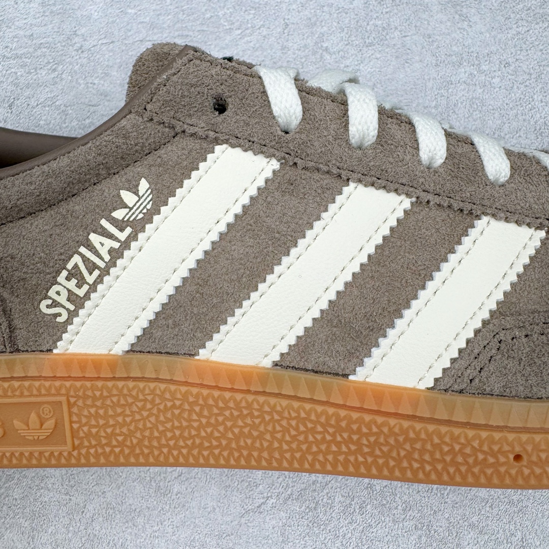 图片[17]-＃C版纯原 AD Originals Handball SPZL 手球运动员系列百搭休闲运动板鞋 IF6490 这款来自阿迪达斯的这款HANDBALL SPZL前身是一双手球运动鞋，这一次拿来复刻，所以鞋面的主要色彩选用了黑色， 鞋面外侧除了Spezial字母之外还有三叶草标志。Handball SPZL作为复古手球训练鞋与作为室内足球鞋的Samba有着异曲同工之处，但是质感更为出众的鞋身以及丰富的配色选择比起Samba来讲可以说是更胜一筹了！尺码：36 36⅔ 37⅓ 38 38⅔ 39⅓ 40 40⅔ 41⅓ 42 42⅔ 43⅓ 44 45-选品中心