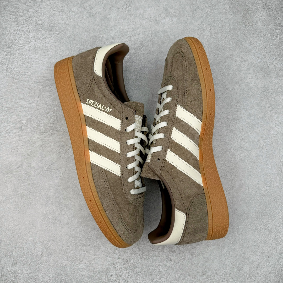 图片[3]-＃C版纯原 AD Originals Handball SPZL 手球运动员系列百搭休闲运动板鞋 IF6490 这款来自阿迪达斯的这款HANDBALL SPZL前身是一双手球运动鞋，这一次拿来复刻，所以鞋面的主要色彩选用了黑色， 鞋面外侧除了Spezial字母之外还有三叶草标志。Handball SPZL作为复古手球训练鞋与作为室内足球鞋的Samba有着异曲同工之处，但是质感更为出众的鞋身以及丰富的配色选择比起Samba来讲可以说是更胜一筹了！尺码：36 36⅔ 37⅓ 38 38⅔ 39⅓ 40 40⅔ 41⅓ 42 42⅔ 43⅓ 44 45-选品中心