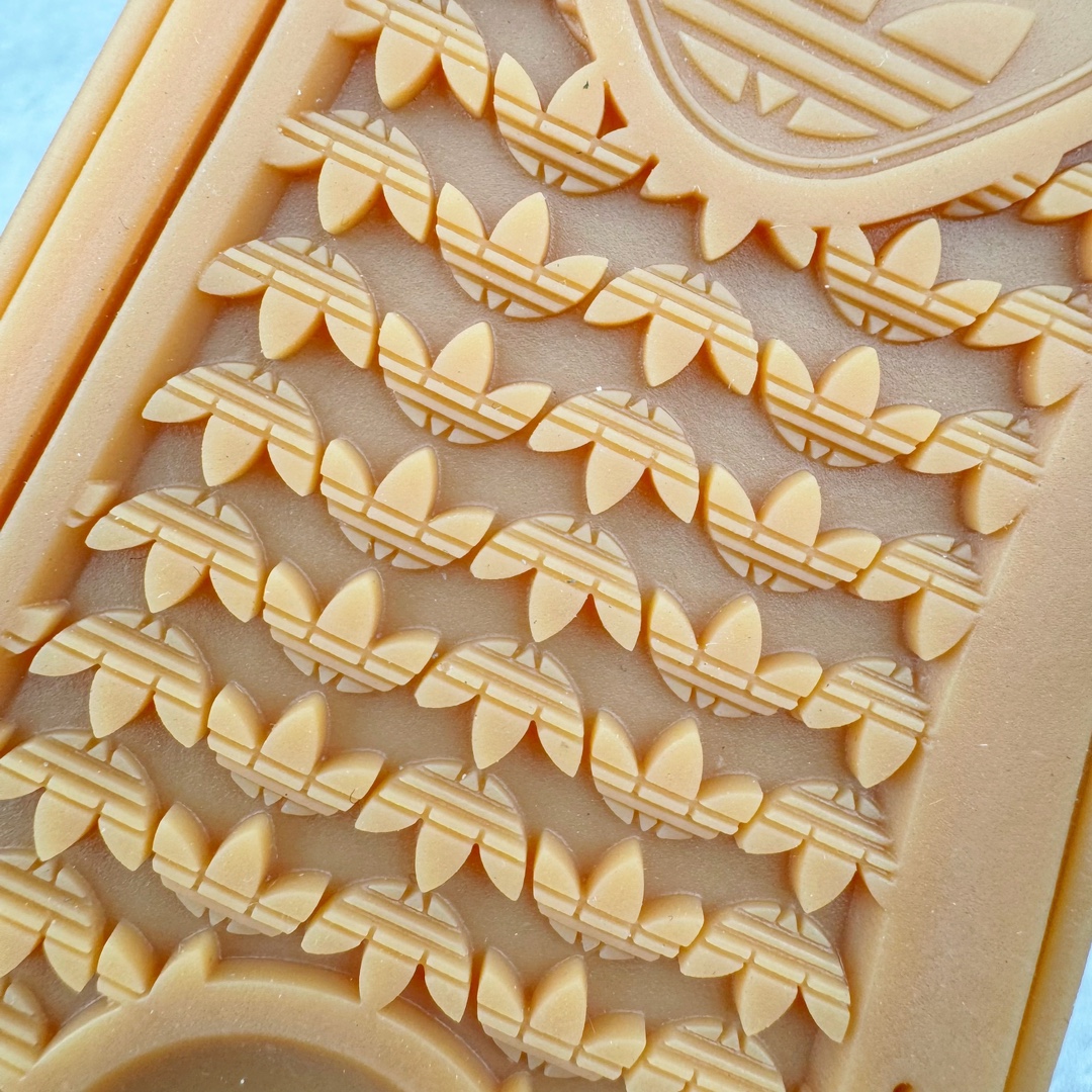 图片[19]-＃C版纯原 AD Originals Handball SPZL 手球运动员系列百搭休闲运动板鞋 IF6490 这款来自阿迪达斯的这款HANDBALL SPZL前身是一双手球运动鞋，这一次拿来复刻，所以鞋面的主要色彩选用了黑色， 鞋面外侧除了Spezial字母之外还有三叶草标志。Handball SPZL作为复古手球训练鞋与作为室内足球鞋的Samba有着异曲同工之处，但是质感更为出众的鞋身以及丰富的配色选择比起Samba来讲可以说是更胜一筹了！尺码：36 36⅔ 37⅓ 38 38⅔ 39⅓ 40 40⅔ 41⅓ 42 42⅔ 43⅓ 44 45-选品中心