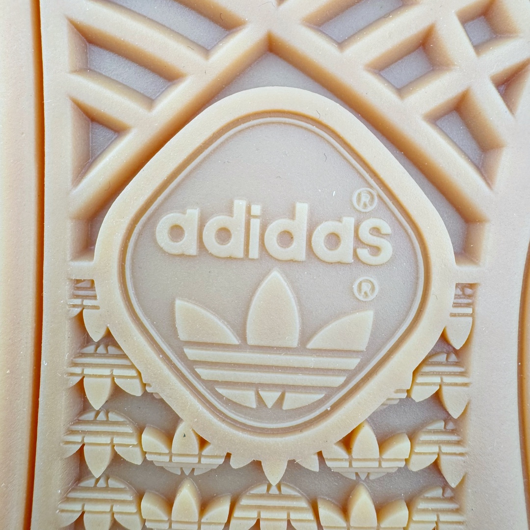 图片[20]-＃C版纯原 AD Originals Handball SPZL 手球运动员系列百搭休闲运动板鞋 IF6490 这款来自阿迪达斯的这款HANDBALL SPZL前身是一双手球运动鞋，这一次拿来复刻，所以鞋面的主要色彩选用了黑色， 鞋面外侧除了Spezial字母之外还有三叶草标志。Handball SPZL作为复古手球训练鞋与作为室内足球鞋的Samba有着异曲同工之处，但是质感更为出众的鞋身以及丰富的配色选择比起Samba来讲可以说是更胜一筹了！尺码：36 36⅔ 37⅓ 38 38⅔ 39⅓ 40 40⅔ 41⅓ 42 42⅔ 43⅓ 44 45-选品中心