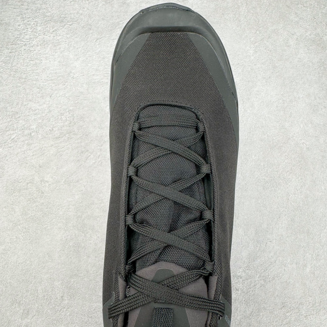 图片[4]-＃SG 加拿大品牌 始祖鸟Arcteryx Aerios AURA Low 始祖鸟系列长距离越野登山徒步户外防水多功能运动跑鞋 ARC\’TERYX始祖鸟，户外运动产品的天花板品牌，2017年发布第一款越野跑鞋NORVAN VT，始祖鸟的越野跑鞋分为三个系列，分别是：VT（Vertical Terrain垂直地形）、LD（Long Distance长距离）、SL（Super Light超轻），发展到今日已经更新到了第三代产品，而NORVAN的命名源于北温哥华（North Vancouver）代表高性能越野跑系统。在2018年我测评了始祖鸟第一代长距离越野跑鞋NORVAN LD，而这次测评的，正是该系列的第三代产品NORVAN LD 3，它与初代相比可以说是脱胎换骨的改变。在整体外观方面，NORVAN LD 3保持了ARC\’TERYX始祖鸟一贯的设计风格，配色一如既往的“素”，使用纯色营造出高级感。鞋面采用单层网孔Cordura®鞋面，与初代的紧密编织鞋面相比透气性能更好，鞋面热压了TPU薄膜支撑鞋面，得益于靠近中底整圈的热压TPU，使NORVAN LD 3的涉水深度更深。NORVAN LD 3帮面一体成型，只在跟杯正中进行缝合，跟杯有硬质港宝，能有效支撑和锁定足跟，足跟外侧印刷了ARC\’TERYX始祖鸟LOGO。鞋头多层防踢设计保护脚趾，避免脚趾踢到尖利的岩石导致受伤。尺码：36 36.5 37.5 38 38.5 39 40 40.5 41 42 42.5 43 44 44.5 45-选品中心