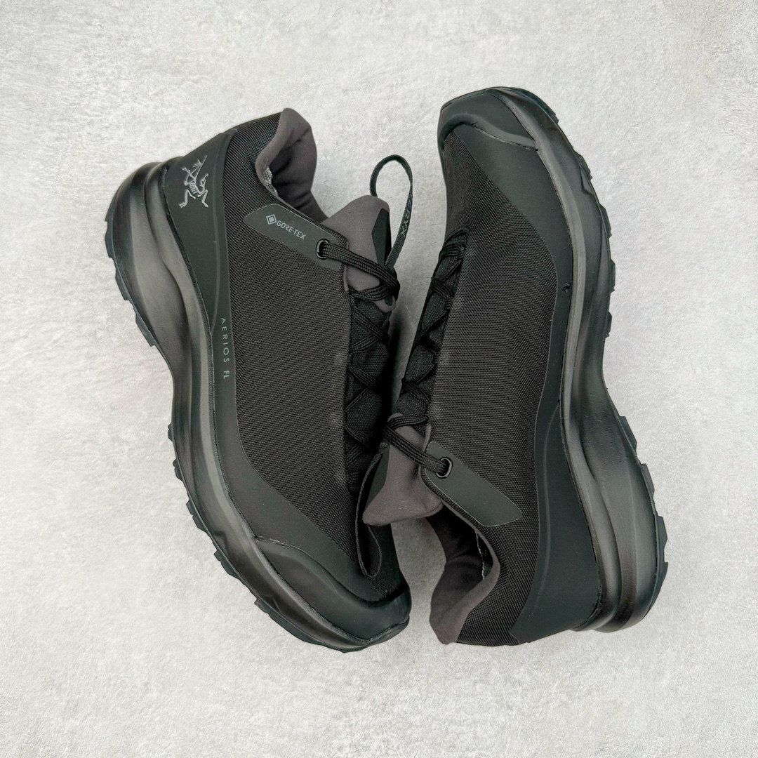 图片[3]-＃SG 加拿大品牌 始祖鸟Arcteryx Aerios AURA Low 始祖鸟系列长距离越野登山徒步户外防水多功能运动跑鞋 ARC\’TERYX始祖鸟，户外运动产品的天花板品牌，2017年发布第一款越野跑鞋NORVAN VT，始祖鸟的越野跑鞋分为三个系列，分别是：VT（Vertical Terrain垂直地形）、LD（Long Distance长距离）、SL（Super Light超轻），发展到今日已经更新到了第三代产品，而NORVAN的命名源于北温哥华（North Vancouver）代表高性能越野跑系统。在2018年我测评了始祖鸟第一代长距离越野跑鞋NORVAN LD，而这次测评的，正是该系列的第三代产品NORVAN LD 3，它与初代相比可以说是脱胎换骨的改变。在整体外观方面，NORVAN LD 3保持了ARC\’TERYX始祖鸟一贯的设计风格，配色一如既往的“素”，使用纯色营造出高级感。鞋面采用单层网孔Cordura®鞋面，与初代的紧密编织鞋面相比透气性能更好，鞋面热压了TPU薄膜支撑鞋面，得益于靠近中底整圈的热压TPU，使NORVAN LD 3的涉水深度更深。NORVAN LD 3帮面一体成型，只在跟杯正中进行缝合，跟杯有硬质港宝，能有效支撑和锁定足跟，足跟外侧印刷了ARC\’TERYX始祖鸟LOGO。鞋头多层防踢设计保护脚趾，避免脚趾踢到尖利的岩石导致受伤。尺码：36 36.5 37.5 38 38.5 39 40 40.5 41 42 42.5 43 44 44.5 45-选品中心