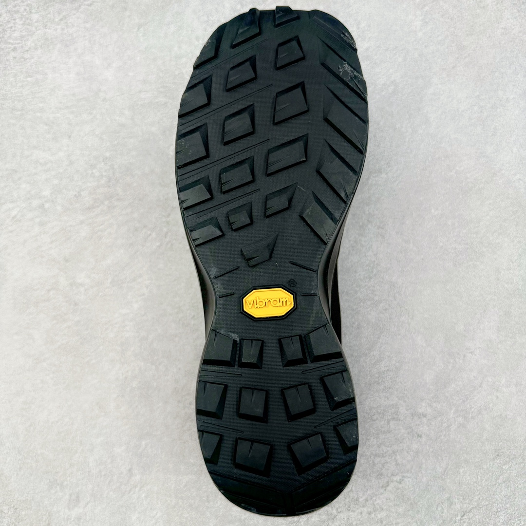 图片[9]-＃SG 加拿大品牌 始祖鸟Arcteryx Aerios AURA Low 始祖鸟系列长距离越野登山徒步户外防水多功能运动跑鞋 ARC\’TERYX始祖鸟，户外运动产品的天花板品牌，2017年发布第一款越野跑鞋NORVAN VT，始祖鸟的越野跑鞋分为三个系列，分别是：VT（Vertical Terrain垂直地形）、LD（Long Distance长距离）、SL（Super Light超轻），发展到今日已经更新到了第三代产品，而NORVAN的命名源于北温哥华（North Vancouver）代表高性能越野跑系统。在2018年我测评了始祖鸟第一代长距离越野跑鞋NORVAN LD，而这次测评的，正是该系列的第三代产品NORVAN LD 3，它与初代相比可以说是脱胎换骨的改变。在整体外观方面，NORVAN LD 3保持了ARC\’TERYX始祖鸟一贯的设计风格，配色一如既往的“素”，使用纯色营造出高级感。鞋面采用单层网孔Cordura®鞋面，与初代的紧密编织鞋面相比透气性能更好，鞋面热压了TPU薄膜支撑鞋面，得益于靠近中底整圈的热压TPU，使NORVAN LD 3的涉水深度更深。NORVAN LD 3帮面一体成型，只在跟杯正中进行缝合，跟杯有硬质港宝，能有效支撑和锁定足跟，足跟外侧印刷了ARC\’TERYX始祖鸟LOGO。鞋头多层防踢设计保护脚趾，避免脚趾踢到尖利的岩石导致受伤。尺码：36 36.5 37.5 38 38.5 39 40 40.5 41 42 42.5 43 44 44.5 45-选品中心