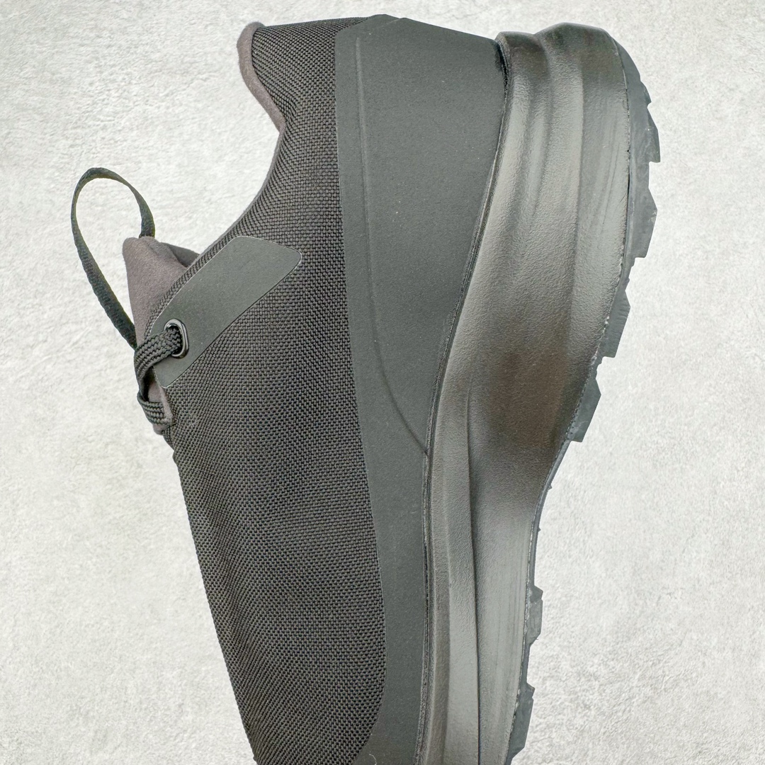 图片[7]-＃SG 加拿大品牌 始祖鸟Arcteryx Aerios AURA Low 始祖鸟系列长距离越野登山徒步户外防水多功能运动跑鞋 ARC\’TERYX始祖鸟，户外运动产品的天花板品牌，2017年发布第一款越野跑鞋NORVAN VT，始祖鸟的越野跑鞋分为三个系列，分别是：VT（Vertical Terrain垂直地形）、LD（Long Distance长距离）、SL（Super Light超轻），发展到今日已经更新到了第三代产品，而NORVAN的命名源于北温哥华（North Vancouver）代表高性能越野跑系统。在2018年我测评了始祖鸟第一代长距离越野跑鞋NORVAN LD，而这次测评的，正是该系列的第三代产品NORVAN LD 3，它与初代相比可以说是脱胎换骨的改变。在整体外观方面，NORVAN LD 3保持了ARC\’TERYX始祖鸟一贯的设计风格，配色一如既往的“素”，使用纯色营造出高级感。鞋面采用单层网孔Cordura®鞋面，与初代的紧密编织鞋面相比透气性能更好，鞋面热压了TPU薄膜支撑鞋面，得益于靠近中底整圈的热压TPU，使NORVAN LD 3的涉水深度更深。NORVAN LD 3帮面一体成型，只在跟杯正中进行缝合，跟杯有硬质港宝，能有效支撑和锁定足跟，足跟外侧印刷了ARC\’TERYX始祖鸟LOGO。鞋头多层防踢设计保护脚趾，避免脚趾踢到尖利的岩石导致受伤。尺码：36 36.5 37.5 38 38.5 39 40 40.5 41 42 42.5 43 44 44.5 45-选品中心