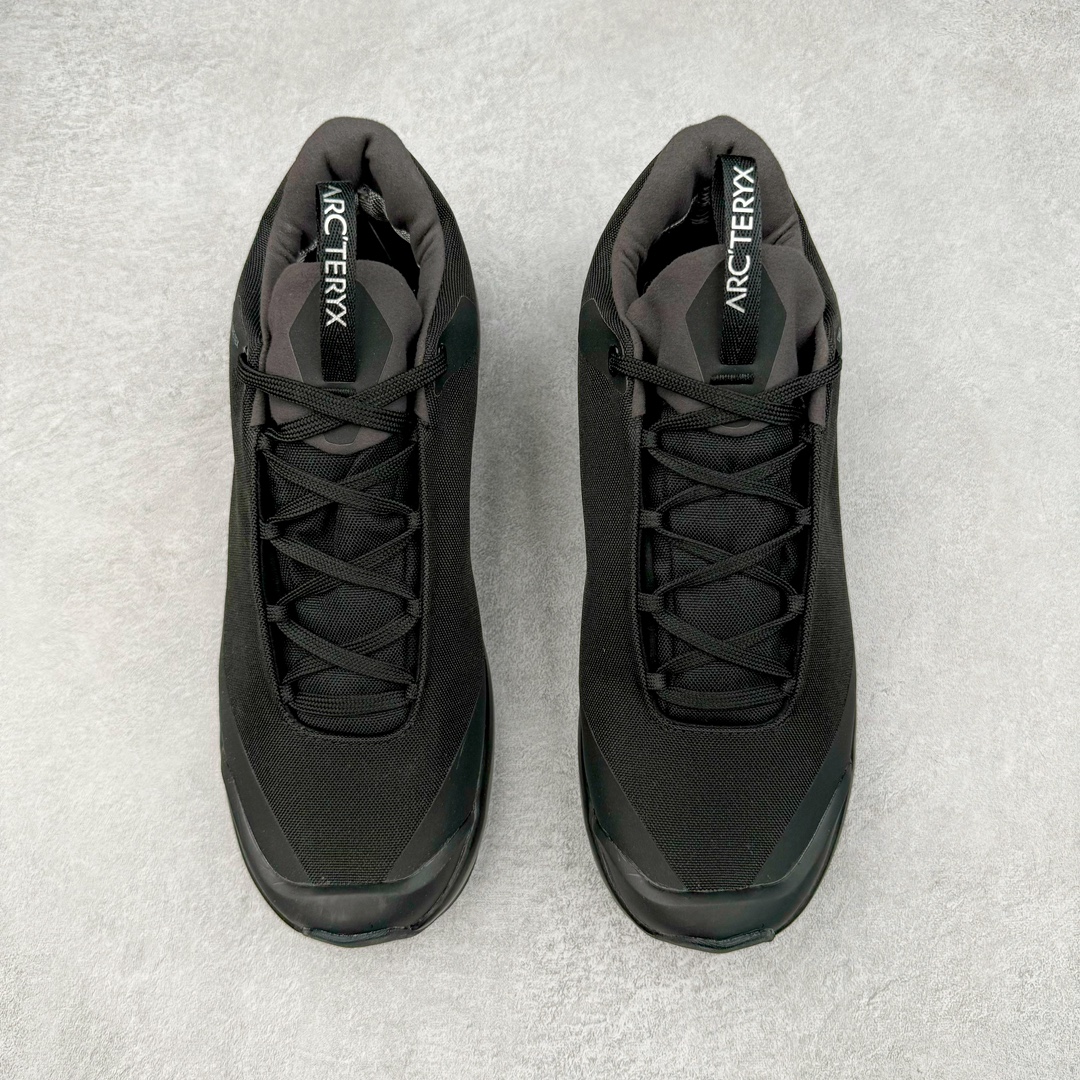 图片[2]-＃SG 加拿大品牌 始祖鸟Arcteryx Aerios AURA Low 始祖鸟系列长距离越野登山徒步户外防水多功能运动跑鞋 ARC\’TERYX始祖鸟，户外运动产品的天花板品牌，2017年发布第一款越野跑鞋NORVAN VT，始祖鸟的越野跑鞋分为三个系列，分别是：VT（Vertical Terrain垂直地形）、LD（Long Distance长距离）、SL（Super Light超轻），发展到今日已经更新到了第三代产品，而NORVAN的命名源于北温哥华（North Vancouver）代表高性能越野跑系统。在2018年我测评了始祖鸟第一代长距离越野跑鞋NORVAN LD，而这次测评的，正是该系列的第三代产品NORVAN LD 3，它与初代相比可以说是脱胎换骨的改变。在整体外观方面，NORVAN LD 3保持了ARC\’TERYX始祖鸟一贯的设计风格，配色一如既往的“素”，使用纯色营造出高级感。鞋面采用单层网孔Cordura®鞋面，与初代的紧密编织鞋面相比透气性能更好，鞋面热压了TPU薄膜支撑鞋面，得益于靠近中底整圈的热压TPU，使NORVAN LD 3的涉水深度更深。NORVAN LD 3帮面一体成型，只在跟杯正中进行缝合，跟杯有硬质港宝，能有效支撑和锁定足跟，足跟外侧印刷了ARC\’TERYX始祖鸟LOGO。鞋头多层防踢设计保护脚趾，避免脚趾踢到尖利的岩石导致受伤。尺码：36 36.5 37.5 38 38.5 39 40 40.5 41 42 42.5 43 44 44.5 45-选品中心