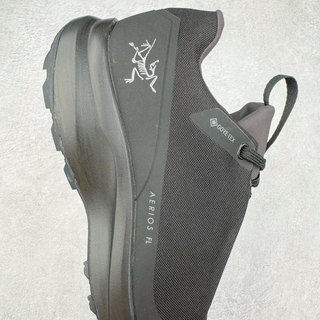 图片[6]-＃SG 加拿大品牌 始祖鸟Arcteryx Aerios AURA Low 始祖鸟系列长距离越野登山徒步户外防水多功能运动跑鞋 ARC\’TERYX始祖鸟，户外运动产品的天花板品牌，2017年发布第一款越野跑鞋NORVAN VT，始祖鸟的越野跑鞋分为三个系列，分别是：VT（Vertical Terrain垂直地形）、LD（Long Distance长距离）、SL（Super Light超轻），发展到今日已经更新到了第三代产品，而NORVAN的命名源于北温哥华（North Vancouver）代表高性能越野跑系统。在2018年我测评了始祖鸟第一代长距离越野跑鞋NORVAN LD，而这次测评的，正是该系列的第三代产品NORVAN LD 3，它与初代相比可以说是脱胎换骨的改变。在整体外观方面，NORVAN LD 3保持了ARC\’TERYX始祖鸟一贯的设计风格，配色一如既往的“素”，使用纯色营造出高级感。鞋面采用单层网孔Cordura®鞋面，与初代的紧密编织鞋面相比透气性能更好，鞋面热压了TPU薄膜支撑鞋面，得益于靠近中底整圈的热压TPU，使NORVAN LD 3的涉水深度更深。NORVAN LD 3帮面一体成型，只在跟杯正中进行缝合，跟杯有硬质港宝，能有效支撑和锁定足跟，足跟外侧印刷了ARC\’TERYX始祖鸟LOGO。鞋头多层防踢设计保护脚趾，避免脚趾踢到尖利的岩石导致受伤。尺码：36 36.5 37.5 38 38.5 39 40 40.5 41 42 42.5 43 44 44.5 45-选品中心