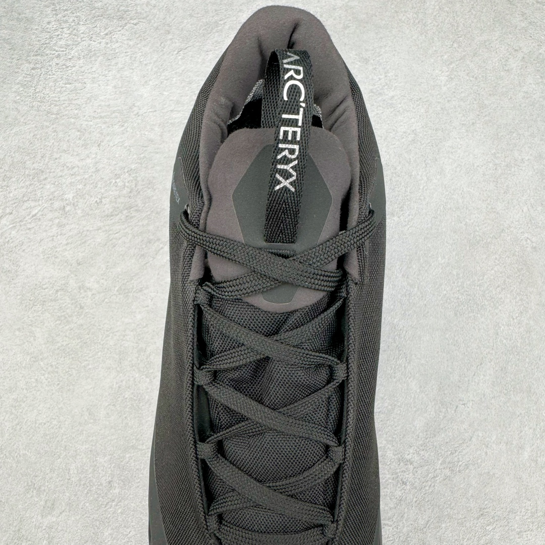 图片[5]-＃SG 加拿大品牌 始祖鸟Arcteryx Aerios AURA Low 始祖鸟系列长距离越野登山徒步户外防水多功能运动跑鞋 ARC\’TERYX始祖鸟，户外运动产品的天花板品牌，2017年发布第一款越野跑鞋NORVAN VT，始祖鸟的越野跑鞋分为三个系列，分别是：VT（Vertical Terrain垂直地形）、LD（Long Distance长距离）、SL（Super Light超轻），发展到今日已经更新到了第三代产品，而NORVAN的命名源于北温哥华（North Vancouver）代表高性能越野跑系统。在2018年我测评了始祖鸟第一代长距离越野跑鞋NORVAN LD，而这次测评的，正是该系列的第三代产品NORVAN LD 3，它与初代相比可以说是脱胎换骨的改变。在整体外观方面，NORVAN LD 3保持了ARC\’TERYX始祖鸟一贯的设计风格，配色一如既往的“素”，使用纯色营造出高级感。鞋面采用单层网孔Cordura®鞋面，与初代的紧密编织鞋面相比透气性能更好，鞋面热压了TPU薄膜支撑鞋面，得益于靠近中底整圈的热压TPU，使NORVAN LD 3的涉水深度更深。NORVAN LD 3帮面一体成型，只在跟杯正中进行缝合，跟杯有硬质港宝，能有效支撑和锁定足跟，足跟外侧印刷了ARC\’TERYX始祖鸟LOGO。鞋头多层防踢设计保护脚趾，避免脚趾踢到尖利的岩石导致受伤。尺码：36 36.5 37.5 38 38.5 39 40 40.5 41 42 42.5 43 44 44.5 45-选品中心