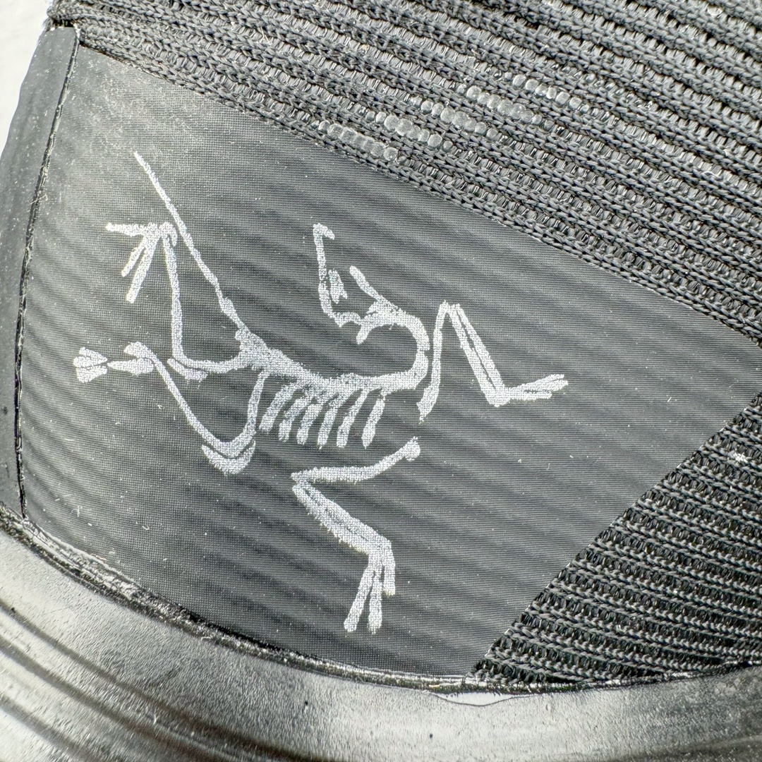 图片[13]-＃SG 加拿大品牌 始祖鸟Arcteryx Aerios AURA Low 始祖鸟系列长距离越野登山徒步户外防水多功能运动跑鞋 ARC\’TERYX始祖鸟，户外运动产品的天花板品牌，2017年发布第一款越野跑鞋NORVAN VT，始祖鸟的越野跑鞋分为三个系列，分别是：VT（Vertical Terrain垂直地形）、LD（Long Distance长距离）、SL（Super Light超轻），发展到今日已经更新到了第三代产品，而NORVAN的命名源于北温哥华（North Vancouver）代表高性能越野跑系统。在2018年我测评了始祖鸟第一代长距离越野跑鞋NORVAN LD，而这次测评的，正是该系列的第三代产品NORVAN LD 3，它与初代相比可以说是脱胎换骨的改变。在整体外观方面，NORVAN LD 3保持了ARC\’TERYX始祖鸟一贯的设计风格，配色一如既往的“素”，使用纯色营造出高级感。鞋面采用单层网孔Cordura®鞋面，与初代的紧密编织鞋面相比透气性能更好，鞋面热压了TPU薄膜支撑鞋面，得益于靠近中底整圈的热压TPU，使NORVAN LD 3的涉水深度更深。NORVAN LD 3帮面一体成型，只在跟杯正中进行缝合，跟杯有硬质港宝，能有效支撑和锁定足跟，足跟外侧印刷了ARC\’TERYX始祖鸟LOGO。鞋头多层防踢设计保护脚趾，避免脚趾踢到尖利的岩石导致受伤。尺码：36 36.5 37.5 38 38.5 39 40 40.5 41 42 42.5 43 44 44.5 45-选品中心