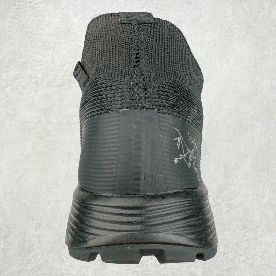 图片[8]-＃SG 加拿大品牌 始祖鸟Arcteryx Aerios AURA Low 始祖鸟系列长距离越野登山徒步户外防水多功能运动跑鞋 ARC\’TERYX始祖鸟，户外运动产品的天花板品牌，2017年发布第一款越野跑鞋NORVAN VT，始祖鸟的越野跑鞋分为三个系列，分别是：VT（Vertical Terrain垂直地形）、LD（Long Distance长距离）、SL（Super Light超轻），发展到今日已经更新到了第三代产品，而NORVAN的命名源于北温哥华（North Vancouver）代表高性能越野跑系统。在2018年我测评了始祖鸟第一代长距离越野跑鞋NORVAN LD，而这次测评的，正是该系列的第三代产品NORVAN LD 3，它与初代相比可以说是脱胎换骨的改变。在整体外观方面，NORVAN LD 3保持了ARC\’TERYX始祖鸟一贯的设计风格，配色一如既往的“素”，使用纯色营造出高级感。鞋面采用单层网孔Cordura®鞋面，与初代的紧密编织鞋面相比透气性能更好，鞋面热压了TPU薄膜支撑鞋面，得益于靠近中底整圈的热压TPU，使NORVAN LD 3的涉水深度更深。NORVAN LD 3帮面一体成型，只在跟杯正中进行缝合，跟杯有硬质港宝，能有效支撑和锁定足跟，足跟外侧印刷了ARC\’TERYX始祖鸟LOGO。鞋头多层防踢设计保护脚趾，避免脚趾踢到尖利的岩石导致受伤。尺码：36 36.5 37.5 38 38.5 39 40 40.5 41 42 42.5 43 44 44.5 45-选品中心