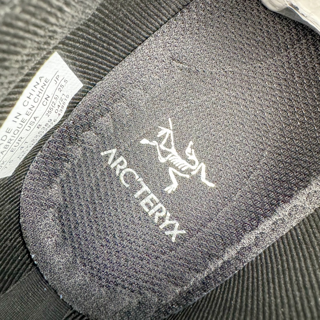 图片[10]-＃SG 加拿大品牌 始祖鸟Arcteryx Aerios AURA Low 始祖鸟系列长距离越野登山徒步户外防水多功能运动跑鞋 ARC\’TERYX始祖鸟，户外运动产品的天花板品牌，2017年发布第一款越野跑鞋NORVAN VT，始祖鸟的越野跑鞋分为三个系列，分别是：VT（Vertical Terrain垂直地形）、LD（Long Distance长距离）、SL（Super Light超轻），发展到今日已经更新到了第三代产品，而NORVAN的命名源于北温哥华（North Vancouver）代表高性能越野跑系统。在2018年我测评了始祖鸟第一代长距离越野跑鞋NORVAN LD，而这次测评的，正是该系列的第三代产品NORVAN LD 3，它与初代相比可以说是脱胎换骨的改变。在整体外观方面，NORVAN LD 3保持了ARC\’TERYX始祖鸟一贯的设计风格，配色一如既往的“素”，使用纯色营造出高级感。鞋面采用单层网孔Cordura®鞋面，与初代的紧密编织鞋面相比透气性能更好，鞋面热压了TPU薄膜支撑鞋面，得益于靠近中底整圈的热压TPU，使NORVAN LD 3的涉水深度更深。NORVAN LD 3帮面一体成型，只在跟杯正中进行缝合，跟杯有硬质港宝，能有效支撑和锁定足跟，足跟外侧印刷了ARC\’TERYX始祖鸟LOGO。鞋头多层防踢设计保护脚趾，避免脚趾踢到尖利的岩石导致受伤。尺码：36 36.5 37.5 38 38.5 39 40 40.5 41 42 42.5 43 44 44.5 45-选品中心