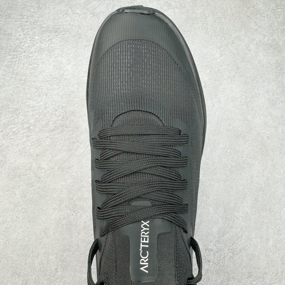 图片[4]-＃SG 加拿大品牌 始祖鸟Arcteryx Aerios AURA Low 始祖鸟系列长距离越野登山徒步户外防水多功能运动跑鞋 ARC\’TERYX始祖鸟，户外运动产品的天花板品牌，2017年发布第一款越野跑鞋NORVAN VT，始祖鸟的越野跑鞋分为三个系列，分别是：VT（Vertical Terrain垂直地形）、LD（Long Distance长距离）、SL（Super Light超轻），发展到今日已经更新到了第三代产品，而NORVAN的命名源于北温哥华（North Vancouver）代表高性能越野跑系统。在2018年我测评了始祖鸟第一代长距离越野跑鞋NORVAN LD，而这次测评的，正是该系列的第三代产品NORVAN LD 3，它与初代相比可以说是脱胎换骨的改变。在整体外观方面，NORVAN LD 3保持了ARC\’TERYX始祖鸟一贯的设计风格，配色一如既往的“素”，使用纯色营造出高级感。鞋面采用单层网孔Cordura®鞋面，与初代的紧密编织鞋面相比透气性能更好，鞋面热压了TPU薄膜支撑鞋面，得益于靠近中底整圈的热压TPU，使NORVAN LD 3的涉水深度更深。NORVAN LD 3帮面一体成型，只在跟杯正中进行缝合，跟杯有硬质港宝，能有效支撑和锁定足跟，足跟外侧印刷了ARC\’TERYX始祖鸟LOGO。鞋头多层防踢设计保护脚趾，避免脚趾踢到尖利的岩石导致受伤。尺码：36 36.5 37.5 38 38.5 39 40 40.5 41 42 42.5 43 44 44.5 45-选品中心