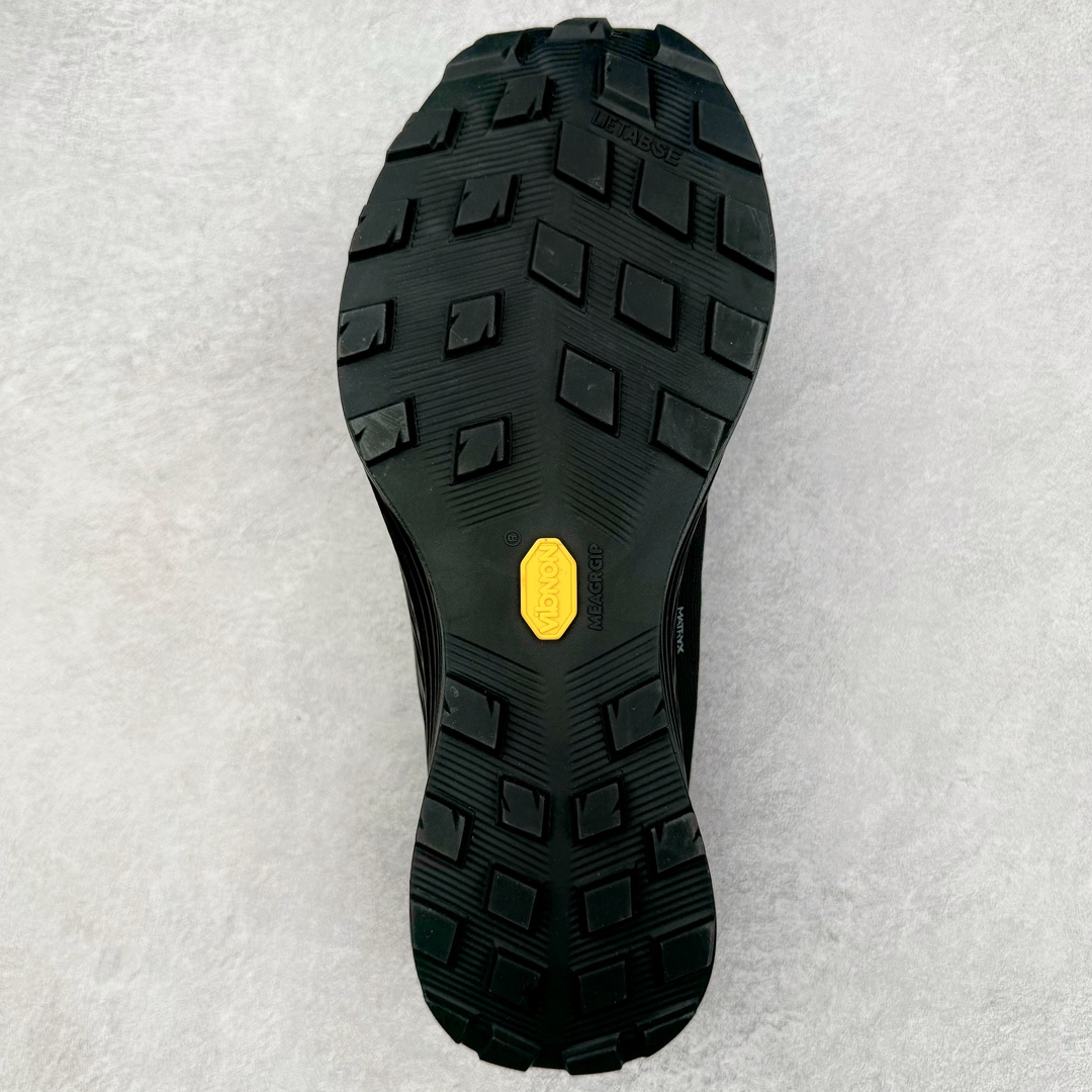 图片[9]-＃SG 加拿大品牌 始祖鸟Arcteryx Aerios AURA Low 始祖鸟系列长距离越野登山徒步户外防水多功能运动跑鞋 ARC\’TERYX始祖鸟，户外运动产品的天花板品牌，2017年发布第一款越野跑鞋NORVAN VT，始祖鸟的越野跑鞋分为三个系列，分别是：VT（Vertical Terrain垂直地形）、LD（Long Distance长距离）、SL（Super Light超轻），发展到今日已经更新到了第三代产品，而NORVAN的命名源于北温哥华（North Vancouver）代表高性能越野跑系统。在2018年我测评了始祖鸟第一代长距离越野跑鞋NORVAN LD，而这次测评的，正是该系列的第三代产品NORVAN LD 3，它与初代相比可以说是脱胎换骨的改变。在整体外观方面，NORVAN LD 3保持了ARC\’TERYX始祖鸟一贯的设计风格，配色一如既往的“素”，使用纯色营造出高级感。鞋面采用单层网孔Cordura®鞋面，与初代的紧密编织鞋面相比透气性能更好，鞋面热压了TPU薄膜支撑鞋面，得益于靠近中底整圈的热压TPU，使NORVAN LD 3的涉水深度更深。NORVAN LD 3帮面一体成型，只在跟杯正中进行缝合，跟杯有硬质港宝，能有效支撑和锁定足跟，足跟外侧印刷了ARC\’TERYX始祖鸟LOGO。鞋头多层防踢设计保护脚趾，避免脚趾踢到尖利的岩石导致受伤。尺码：36 36.5 37.5 38 38.5 39 40 40.5 41 42 42.5 43 44 44.5 45-选品中心