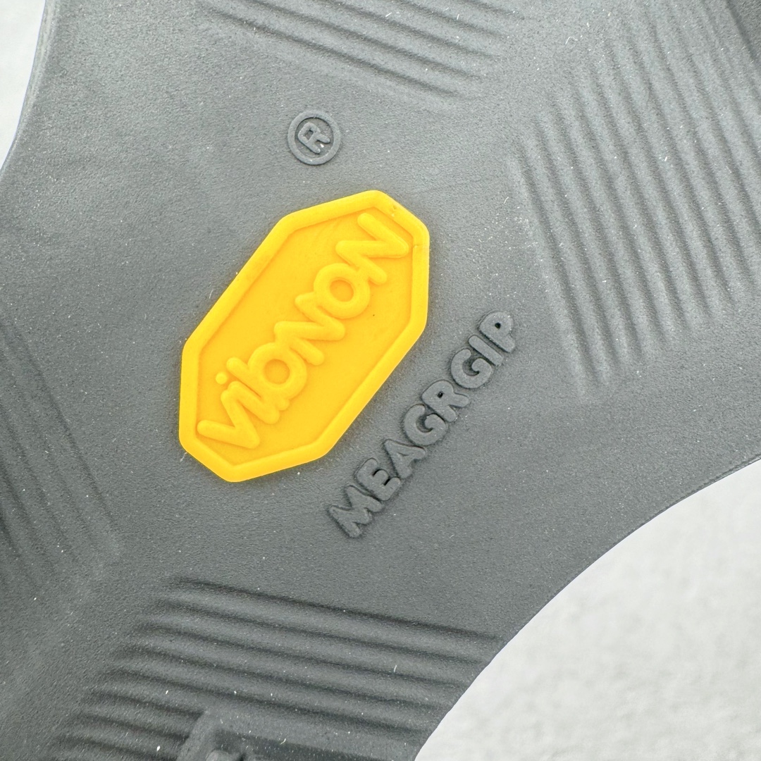 图片[15]-＃SG 加拿大品牌 始祖鸟Arcteryx Aerios AURA Low 始祖鸟系列长距离越野登山徒步户外防水多功能运动跑鞋 ARC\’TERYX始祖鸟，户外运动产品的天花板品牌，2017年发布第一款越野跑鞋NORVAN VT，始祖鸟的越野跑鞋分为三个系列，分别是：VT（Vertical Terrain垂直地形）、LD（Long Distance长距离）、SL（Super Light超轻），发展到今日已经更新到了第三代产品，而NORVAN的命名源于北温哥华（North Vancouver）代表高性能越野跑系统。在2018年我测评了始祖鸟第一代长距离越野跑鞋NORVAN LD，而这次测评的，正是该系列的第三代产品NORVAN LD 3，它与初代相比可以说是脱胎换骨的改变。在整体外观方面，NORVAN LD 3保持了ARC\’TERYX始祖鸟一贯的设计风格，配色一如既往的“素”，使用纯色营造出高级感。鞋面采用单层网孔Cordura®鞋面，与初代的紧密编织鞋面相比透气性能更好，鞋面热压了TPU薄膜支撑鞋面，得益于靠近中底整圈的热压TPU，使NORVAN LD 3的涉水深度更深。NORVAN LD 3帮面一体成型，只在跟杯正中进行缝合，跟杯有硬质港宝，能有效支撑和锁定足跟，足跟外侧印刷了ARC\’TERYX始祖鸟LOGO。鞋头多层防踢设计保护脚趾，避免脚趾踢到尖利的岩石导致受伤。尺码：36 36.5 37.5 38 38.5 39 40 40.5 41 42 42.5 43 44 44.5 45-选品中心