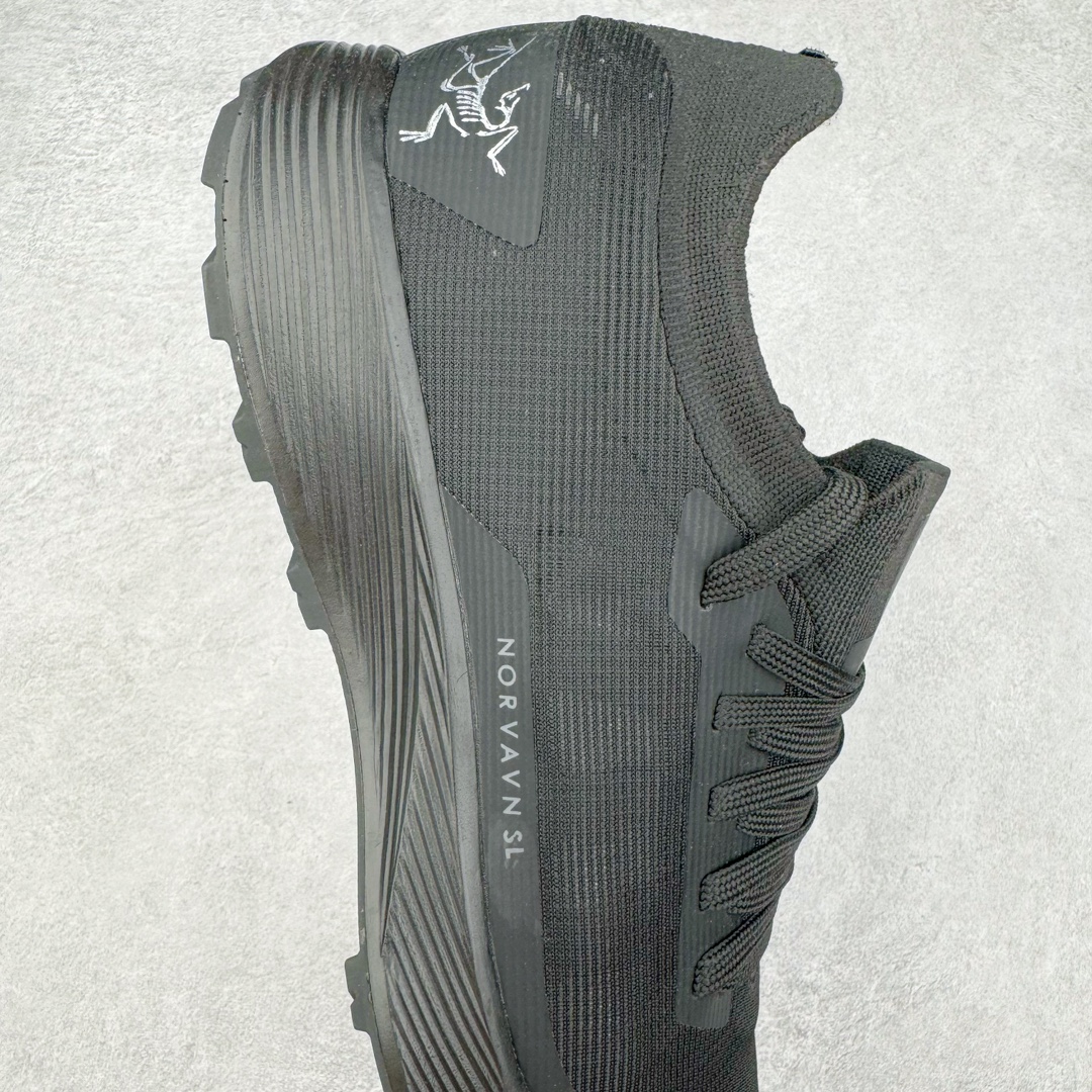 图片[6]-＃SG 加拿大品牌 始祖鸟Arcteryx Aerios AURA Low 始祖鸟系列长距离越野登山徒步户外防水多功能运动跑鞋 ARC\’TERYX始祖鸟，户外运动产品的天花板品牌，2017年发布第一款越野跑鞋NORVAN VT，始祖鸟的越野跑鞋分为三个系列，分别是：VT（Vertical Terrain垂直地形）、LD（Long Distance长距离）、SL（Super Light超轻），发展到今日已经更新到了第三代产品，而NORVAN的命名源于北温哥华（North Vancouver）代表高性能越野跑系统。在2018年我测评了始祖鸟第一代长距离越野跑鞋NORVAN LD，而这次测评的，正是该系列的第三代产品NORVAN LD 3，它与初代相比可以说是脱胎换骨的改变。在整体外观方面，NORVAN LD 3保持了ARC\’TERYX始祖鸟一贯的设计风格，配色一如既往的“素”，使用纯色营造出高级感。鞋面采用单层网孔Cordura®鞋面，与初代的紧密编织鞋面相比透气性能更好，鞋面热压了TPU薄膜支撑鞋面，得益于靠近中底整圈的热压TPU，使NORVAN LD 3的涉水深度更深。NORVAN LD 3帮面一体成型，只在跟杯正中进行缝合，跟杯有硬质港宝，能有效支撑和锁定足跟，足跟外侧印刷了ARC\’TERYX始祖鸟LOGO。鞋头多层防踢设计保护脚趾，避免脚趾踢到尖利的岩石导致受伤。尺码：36 36.5 37.5 38 38.5 39 40 40.5 41 42 42.5 43 44 44.5 45-选品中心