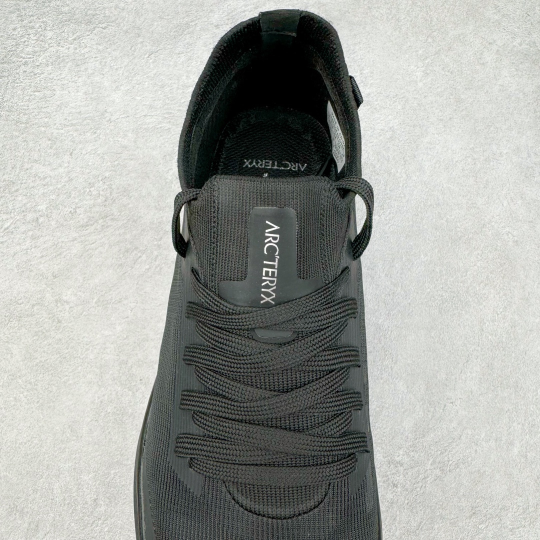 图片[5]-＃SG 加拿大品牌 始祖鸟Arcteryx Aerios AURA Low 始祖鸟系列长距离越野登山徒步户外防水多功能运动跑鞋 ARC\’TERYX始祖鸟，户外运动产品的天花板品牌，2017年发布第一款越野跑鞋NORVAN VT，始祖鸟的越野跑鞋分为三个系列，分别是：VT（Vertical Terrain垂直地形）、LD（Long Distance长距离）、SL（Super Light超轻），发展到今日已经更新到了第三代产品，而NORVAN的命名源于北温哥华（North Vancouver）代表高性能越野跑系统。在2018年我测评了始祖鸟第一代长距离越野跑鞋NORVAN LD，而这次测评的，正是该系列的第三代产品NORVAN LD 3，它与初代相比可以说是脱胎换骨的改变。在整体外观方面，NORVAN LD 3保持了ARC\’TERYX始祖鸟一贯的设计风格，配色一如既往的“素”，使用纯色营造出高级感。鞋面采用单层网孔Cordura®鞋面，与初代的紧密编织鞋面相比透气性能更好，鞋面热压了TPU薄膜支撑鞋面，得益于靠近中底整圈的热压TPU，使NORVAN LD 3的涉水深度更深。NORVAN LD 3帮面一体成型，只在跟杯正中进行缝合，跟杯有硬质港宝，能有效支撑和锁定足跟，足跟外侧印刷了ARC\’TERYX始祖鸟LOGO。鞋头多层防踢设计保护脚趾，避免脚趾踢到尖利的岩石导致受伤。尺码：36 36.5 37.5 38 38.5 39 40 40.5 41 42 42.5 43 44 44.5 45-选品中心