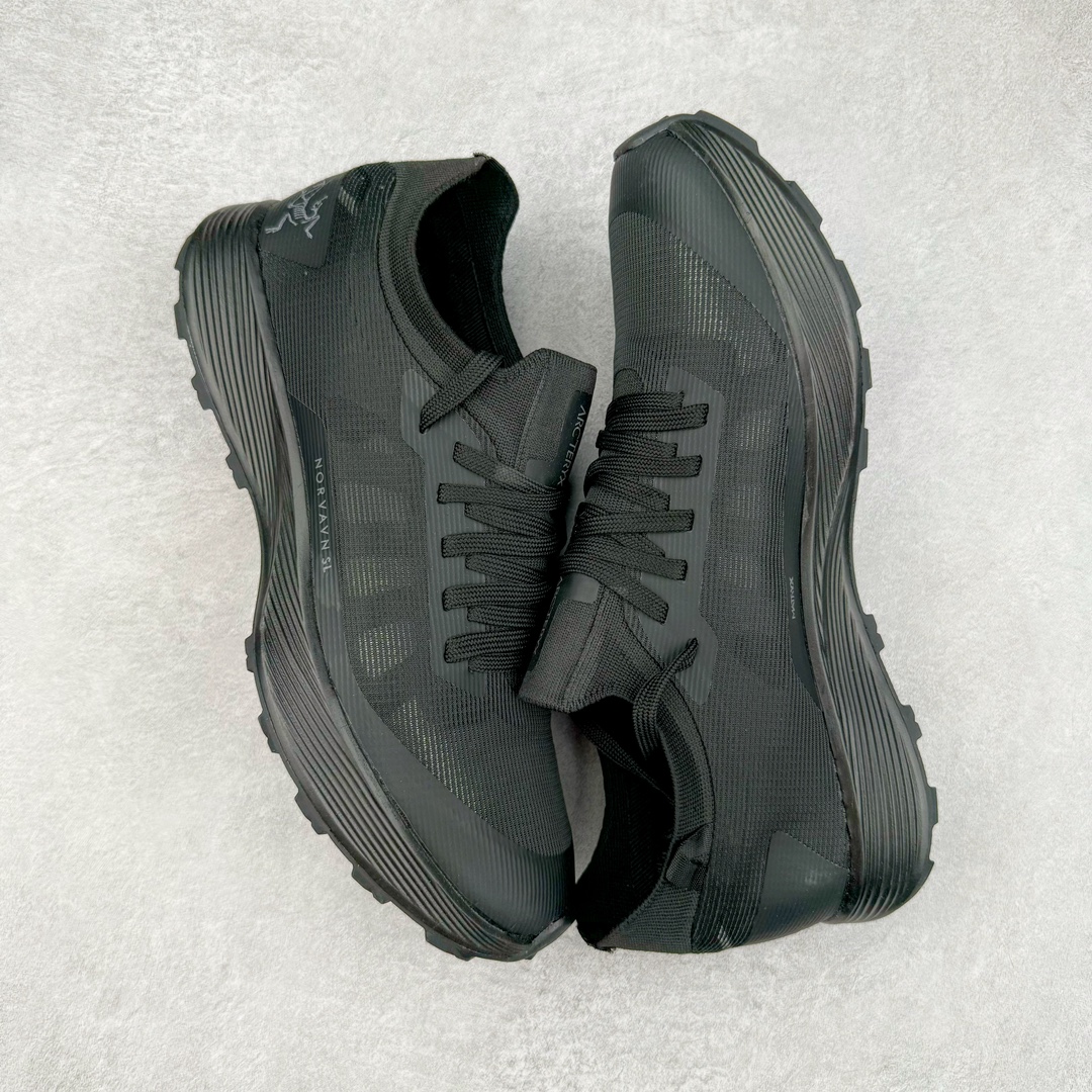 图片[3]-＃SG 加拿大品牌 始祖鸟Arcteryx Aerios AURA Low 始祖鸟系列长距离越野登山徒步户外防水多功能运动跑鞋 ARC\’TERYX始祖鸟，户外运动产品的天花板品牌，2017年发布第一款越野跑鞋NORVAN VT，始祖鸟的越野跑鞋分为三个系列，分别是：VT（Vertical Terrain垂直地形）、LD（Long Distance长距离）、SL（Super Light超轻），发展到今日已经更新到了第三代产品，而NORVAN的命名源于北温哥华（North Vancouver）代表高性能越野跑系统。在2018年我测评了始祖鸟第一代长距离越野跑鞋NORVAN LD，而这次测评的，正是该系列的第三代产品NORVAN LD 3，它与初代相比可以说是脱胎换骨的改变。在整体外观方面，NORVAN LD 3保持了ARC\’TERYX始祖鸟一贯的设计风格，配色一如既往的“素”，使用纯色营造出高级感。鞋面采用单层网孔Cordura®鞋面，与初代的紧密编织鞋面相比透气性能更好，鞋面热压了TPU薄膜支撑鞋面，得益于靠近中底整圈的热压TPU，使NORVAN LD 3的涉水深度更深。NORVAN LD 3帮面一体成型，只在跟杯正中进行缝合，跟杯有硬质港宝，能有效支撑和锁定足跟，足跟外侧印刷了ARC\’TERYX始祖鸟LOGO。鞋头多层防踢设计保护脚趾，避免脚趾踢到尖利的岩石导致受伤。尺码：36 36.5 37.5 38 38.5 39 40 40.5 41 42 42.5 43 44 44.5 45-选品中心