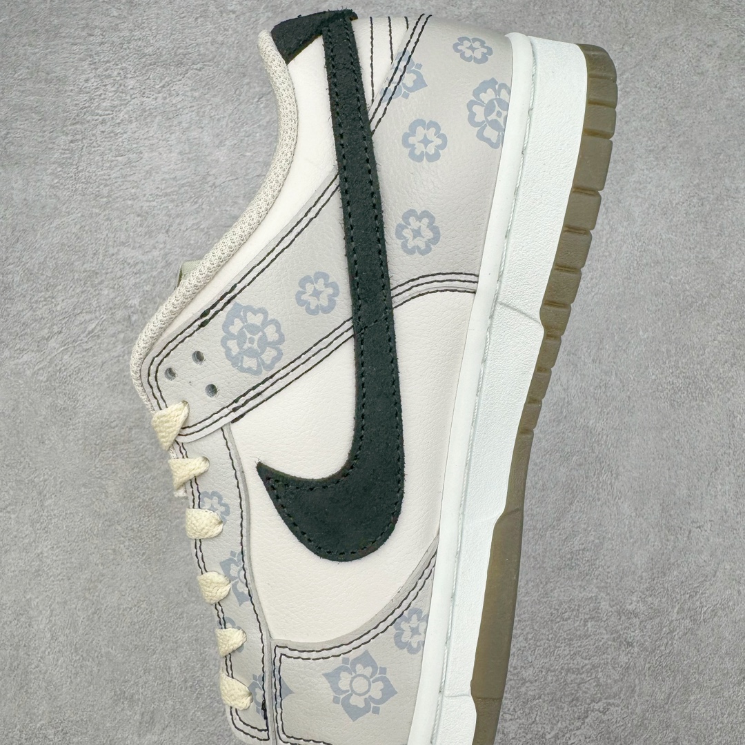 图片[7]-＃YC纯原 NK Dunk Low 古唐印花 FJ4188-001 定制系列天花板 无原鞋不开发 全系列得物原鞋一比一校对开发 配色持续更新中 终端对接 优势输出 全套原厂楦头原纸板数据档案倾力打造 原汁原味莞产 极致还原 圈内最强针车工艺 高端零售指定版 广东原厂配套原盒原标 鞋盒分三个尺码段 原厂冲刀 超高清洁度 全鞋零毛边皮料切割 采用原厂百宏鞋带以及原厂百宏织唛舌标 内标可供原厂几率过验 进口原装条纹中底布 四线拉帮白色点胶 原厂拉帮手法遵循公司 原厂电绣 极致还原 尺码：35.5 36 36.5 37.5 38 38.5 39 40-选品中心