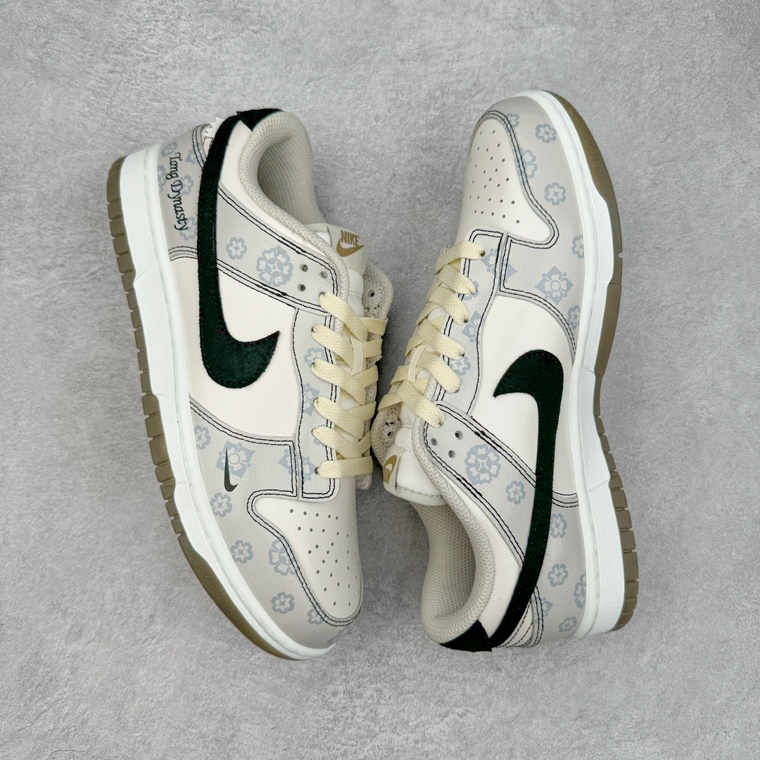 图片[3]-＃YC纯原 NK Dunk Low 古唐印花 FJ4188-001 定制系列天花板 无原鞋不开发 全系列得物原鞋一比一校对开发 配色持续更新中 终端对接 优势输出 全套原厂楦头原纸板数据档案倾力打造 原汁原味莞产 极致还原 圈内最强针车工艺 高端零售指定版 广东原厂配套原盒原标 鞋盒分三个尺码段 原厂冲刀 超高清洁度 全鞋零毛边皮料切割 采用原厂百宏鞋带以及原厂百宏织唛舌标 内标可供原厂几率过验 进口原装条纹中底布 四线拉帮白色点胶 原厂拉帮手法遵循公司 原厂电绣 极致还原 尺码：35.5 36 36.5 37.5 38 38.5 39 40-选品中心