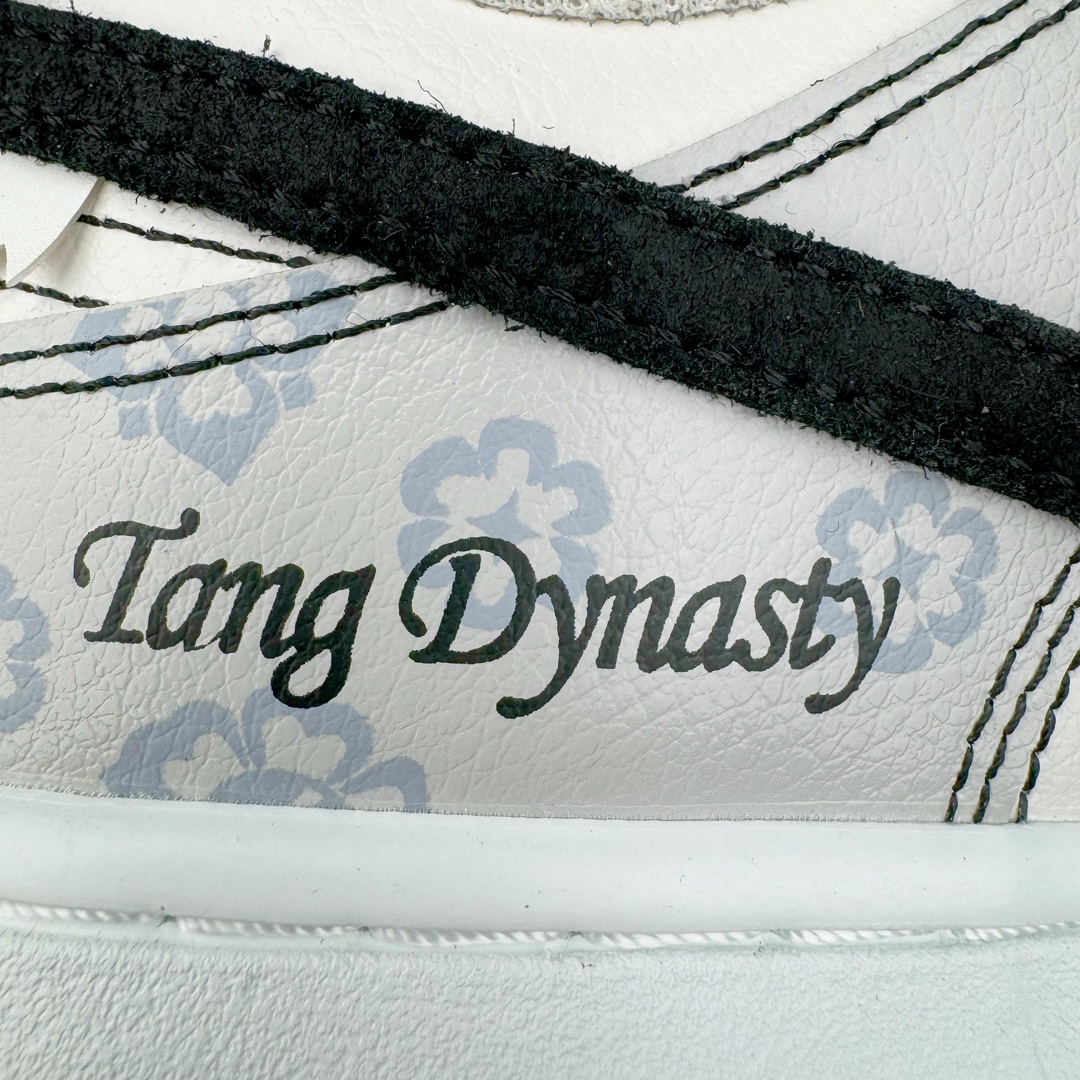 图片[17]-＃YC纯原 NK Dunk Low 古唐印花 FJ4188-001 定制系列天花板 无原鞋不开发 全系列得物原鞋一比一校对开发 配色持续更新中 终端对接 优势输出 全套原厂楦头原纸板数据档案倾力打造 原汁原味莞产 极致还原 圈内最强针车工艺 高端零售指定版 广东原厂配套原盒原标 鞋盒分三个尺码段 原厂冲刀 超高清洁度 全鞋零毛边皮料切割 采用原厂百宏鞋带以及原厂百宏织唛舌标 内标可供原厂几率过验 进口原装条纹中底布 四线拉帮白色点胶 原厂拉帮手法遵循公司 原厂电绣 极致还原 尺码：35.5 36 36.5 37.5 38 38.5 39 40-选品中心