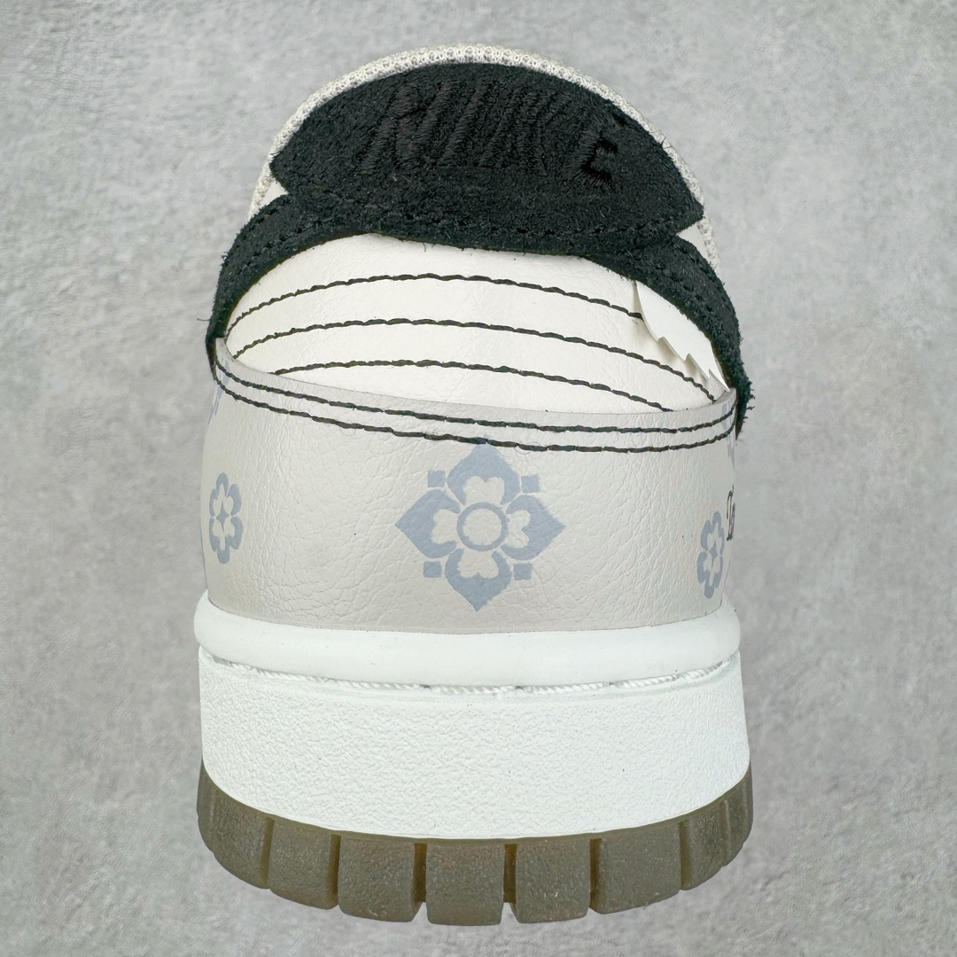 图片[8]-＃YC纯原 NK Dunk Low 古唐印花 FJ4188-001 定制系列天花板 无原鞋不开发 全系列得物原鞋一比一校对开发 配色持续更新中 终端对接 优势输出 全套原厂楦头原纸板数据档案倾力打造 原汁原味莞产 极致还原 圈内最强针车工艺 高端零售指定版 广东原厂配套原盒原标 鞋盒分三个尺码段 原厂冲刀 超高清洁度 全鞋零毛边皮料切割 采用原厂百宏鞋带以及原厂百宏织唛舌标 内标可供原厂几率过验 进口原装条纹中底布 四线拉帮白色点胶 原厂拉帮手法遵循公司 原厂电绣 极致还原 尺码：35.5 36 36.5 37.5 38 38.5 39 40-选品中心