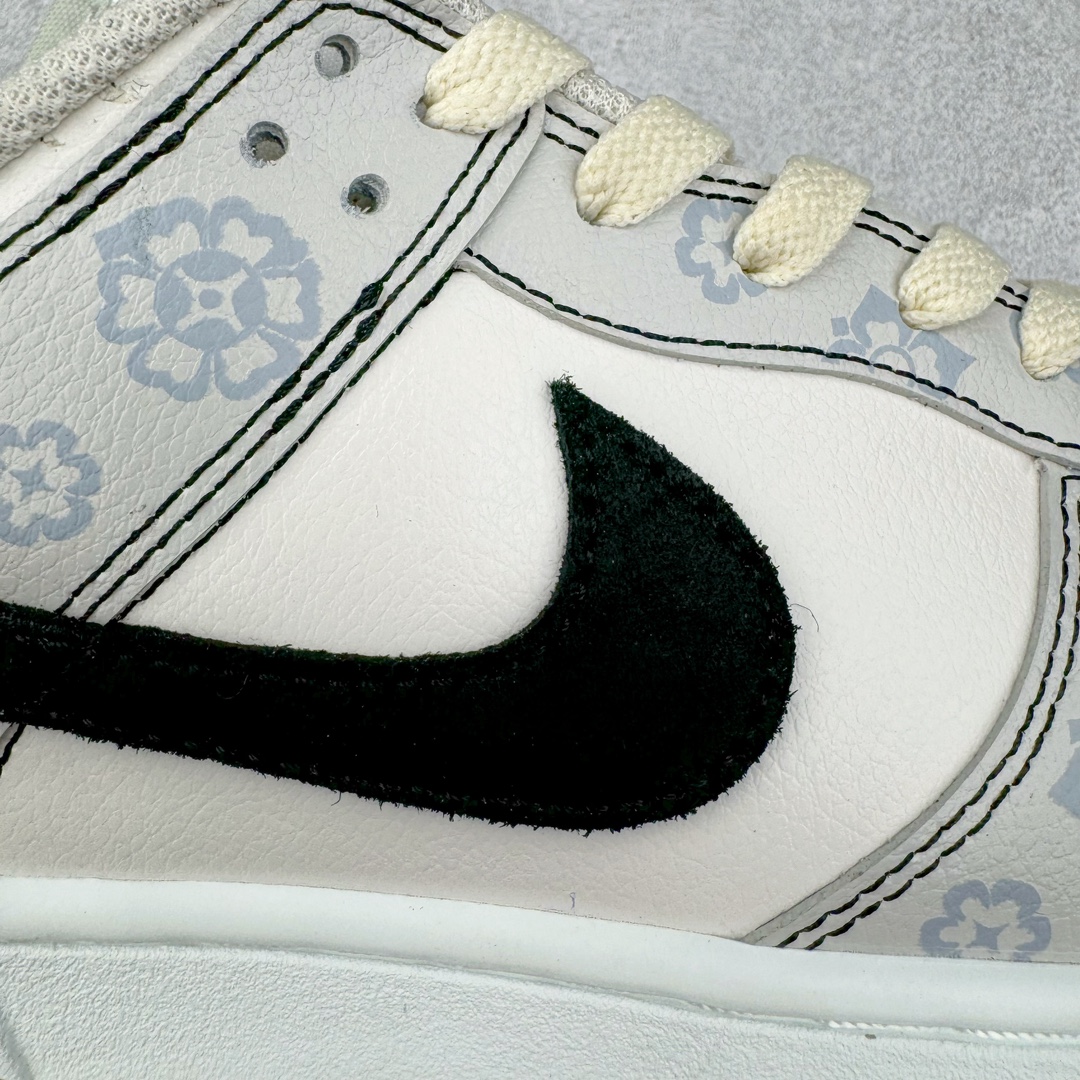 图片[18]-＃YC纯原 NK Dunk Low 古唐印花 FJ4188-001 定制系列天花板 无原鞋不开发 全系列得物原鞋一比一校对开发 配色持续更新中 终端对接 优势输出 全套原厂楦头原纸板数据档案倾力打造 原汁原味莞产 极致还原 圈内最强针车工艺 高端零售指定版 广东原厂配套原盒原标 鞋盒分三个尺码段 原厂冲刀 超高清洁度 全鞋零毛边皮料切割 采用原厂百宏鞋带以及原厂百宏织唛舌标 内标可供原厂几率过验 进口原装条纹中底布 四线拉帮白色点胶 原厂拉帮手法遵循公司 原厂电绣 极致还原 尺码：35.5 36 36.5 37.5 38 38.5 39 40-选品中心