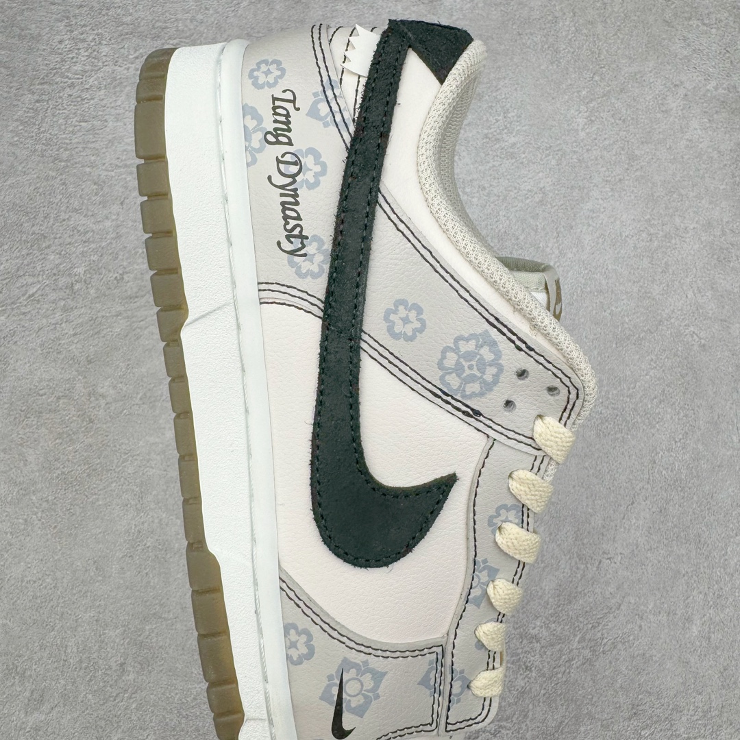 图片[6]-＃YC纯原 NK Dunk Low 古唐印花 FJ4188-001 定制系列天花板 无原鞋不开发 全系列得物原鞋一比一校对开发 配色持续更新中 终端对接 优势输出 全套原厂楦头原纸板数据档案倾力打造 原汁原味莞产 极致还原 圈内最强针车工艺 高端零售指定版 广东原厂配套原盒原标 鞋盒分三个尺码段 原厂冲刀 超高清洁度 全鞋零毛边皮料切割 采用原厂百宏鞋带以及原厂百宏织唛舌标 内标可供原厂几率过验 进口原装条纹中底布 四线拉帮白色点胶 原厂拉帮手法遵循公司 原厂电绣 极致还原 尺码：35.5 36 36.5 37.5 38 38.5 39 40-选品中心