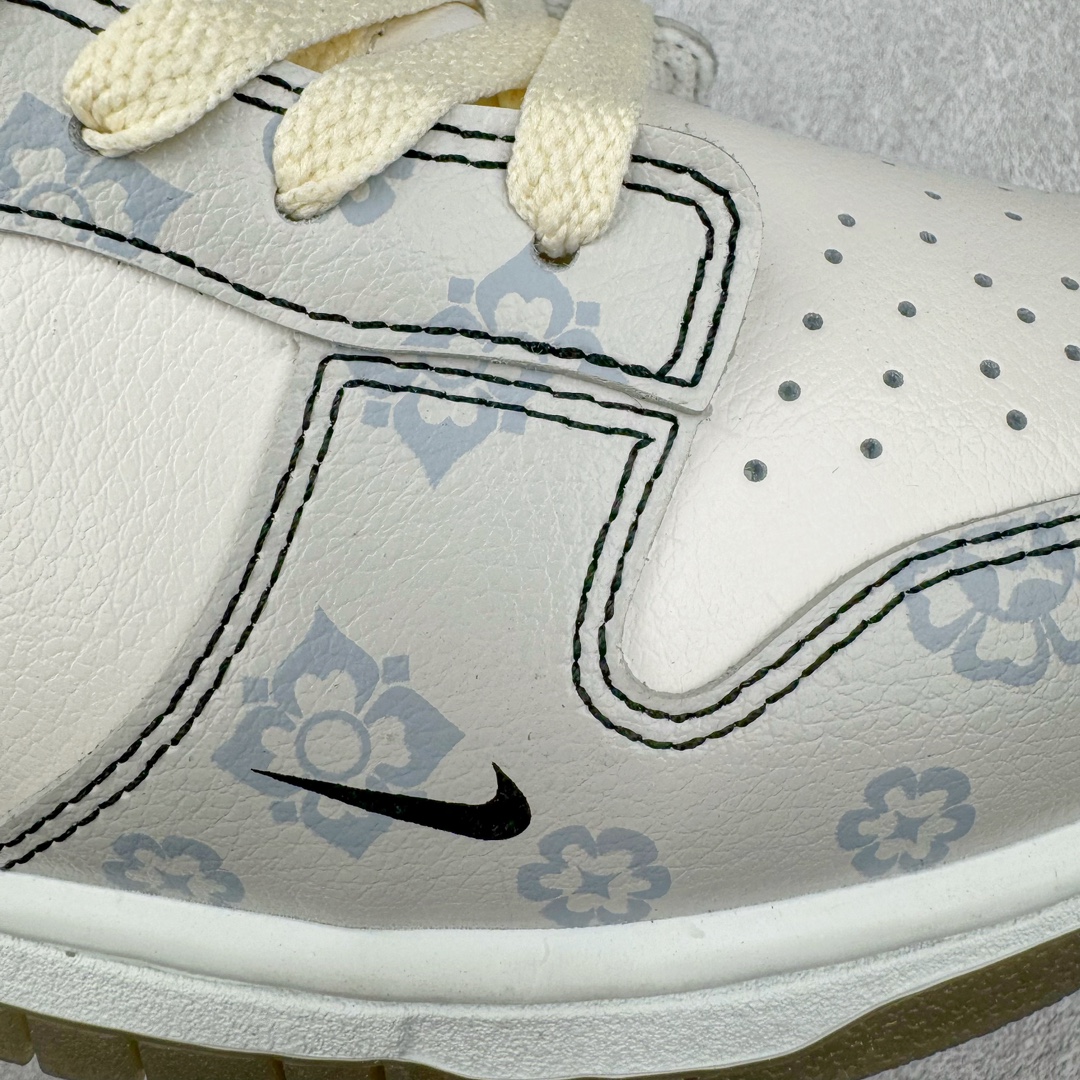 图片[19]-＃YC纯原 NK Dunk Low 古唐印花 FJ4188-001 定制系列天花板 无原鞋不开发 全系列得物原鞋一比一校对开发 配色持续更新中 终端对接 优势输出 全套原厂楦头原纸板数据档案倾力打造 原汁原味莞产 极致还原 圈内最强针车工艺 高端零售指定版 广东原厂配套原盒原标 鞋盒分三个尺码段 原厂冲刀 超高清洁度 全鞋零毛边皮料切割 采用原厂百宏鞋带以及原厂百宏织唛舌标 内标可供原厂几率过验 进口原装条纹中底布 四线拉帮白色点胶 原厂拉帮手法遵循公司 原厂电绣 极致还原 尺码：35.5 36 36.5 37.5 38 38.5 39 40-选品中心