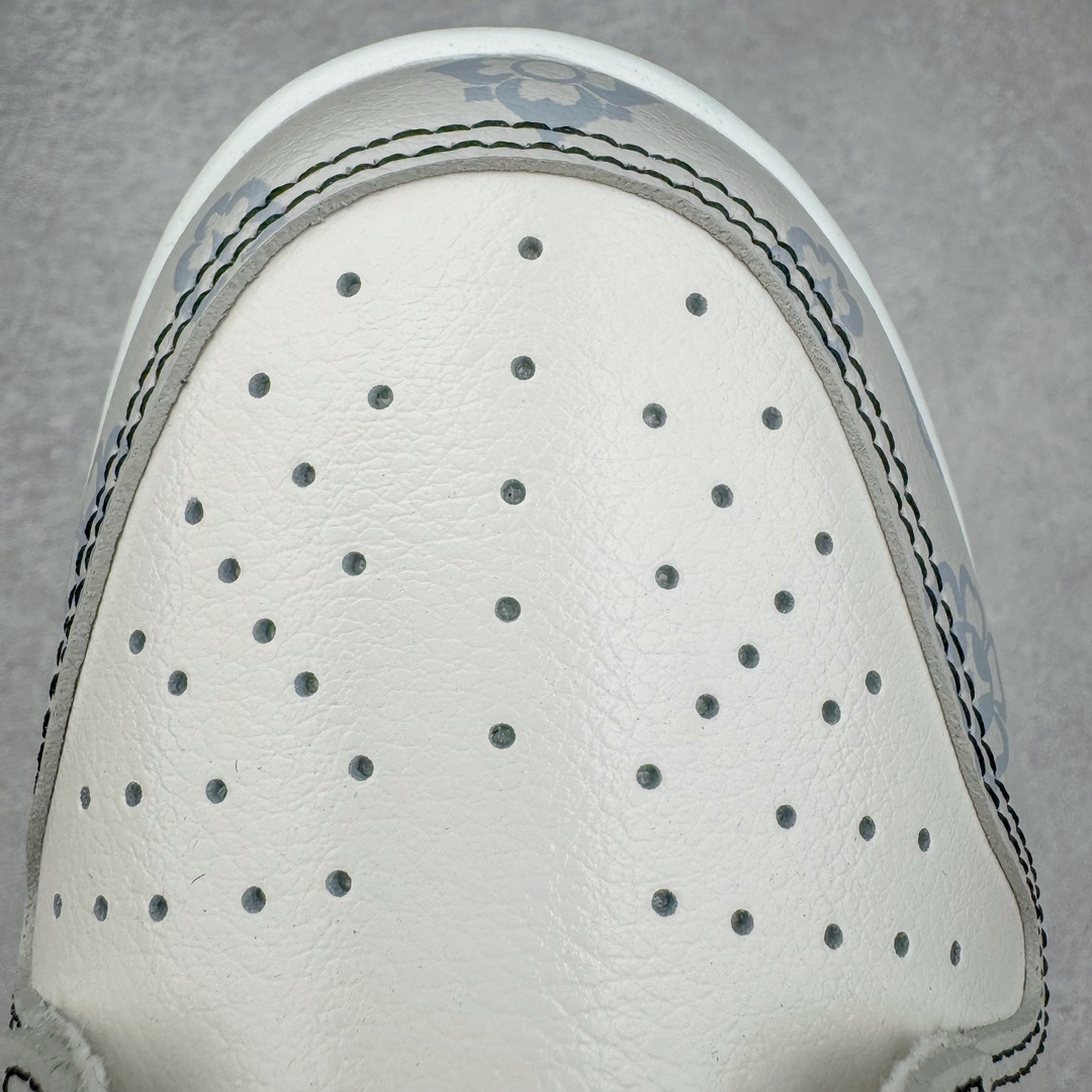 图片[14]-＃YC纯原 NK Dunk Low 古唐印花 FJ4188-001 定制系列天花板 无原鞋不开发 全系列得物原鞋一比一校对开发 配色持续更新中 终端对接 优势输出 全套原厂楦头原纸板数据档案倾力打造 原汁原味莞产 极致还原 圈内最强针车工艺 高端零售指定版 广东原厂配套原盒原标 鞋盒分三个尺码段 原厂冲刀 超高清洁度 全鞋零毛边皮料切割 采用原厂百宏鞋带以及原厂百宏织唛舌标 内标可供原厂几率过验 进口原装条纹中底布 四线拉帮白色点胶 原厂拉帮手法遵循公司 原厂电绣 极致还原 尺码：35.5 36 36.5 37.5 38 38.5 39 40-选品中心