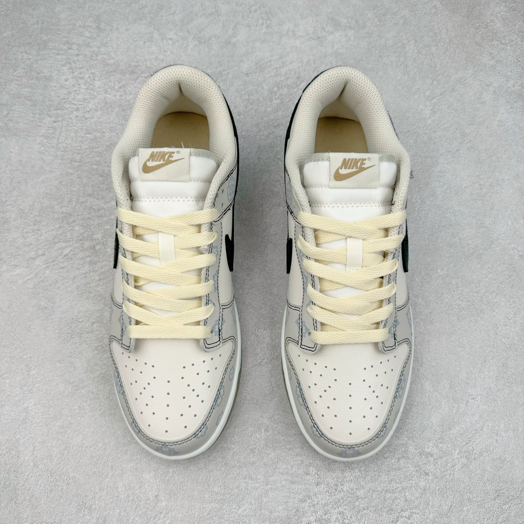 图片[2]-＃YC纯原 NK Dunk Low 古唐印花 FJ4188-001 定制系列天花板 无原鞋不开发 全系列得物原鞋一比一校对开发 配色持续更新中 终端对接 优势输出 全套原厂楦头原纸板数据档案倾力打造 原汁原味莞产 极致还原 圈内最强针车工艺 高端零售指定版 广东原厂配套原盒原标 鞋盒分三个尺码段 原厂冲刀 超高清洁度 全鞋零毛边皮料切割 采用原厂百宏鞋带以及原厂百宏织唛舌标 内标可供原厂几率过验 进口原装条纹中底布 四线拉帮白色点胶 原厂拉帮手法遵循公司 原厂电绣 极致还原 尺码：35.5 36 36.5 37.5 38 38.5 39 40-选品中心