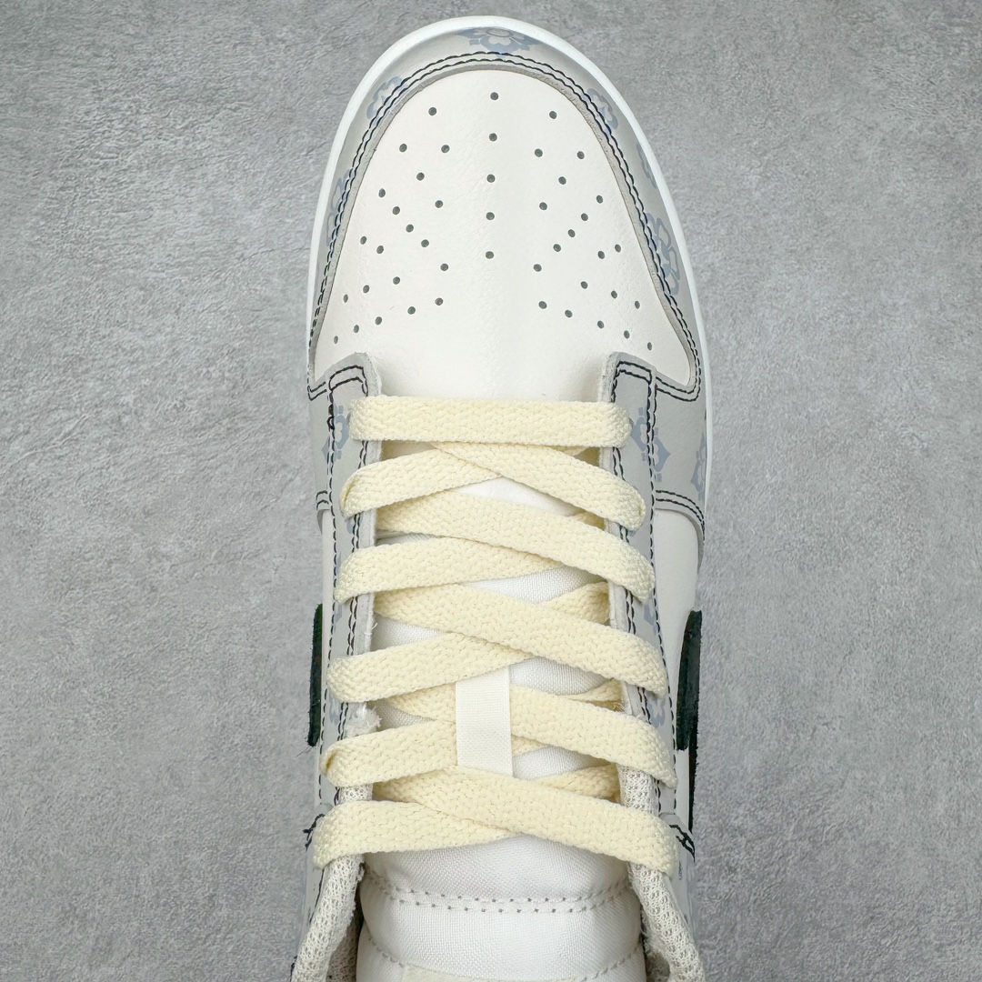图片[4]-＃YC纯原 NK Dunk Low 古唐印花 FJ4188-001 定制系列天花板 无原鞋不开发 全系列得物原鞋一比一校对开发 配色持续更新中 终端对接 优势输出 全套原厂楦头原纸板数据档案倾力打造 原汁原味莞产 极致还原 圈内最强针车工艺 高端零售指定版 广东原厂配套原盒原标 鞋盒分三个尺码段 原厂冲刀 超高清洁度 全鞋零毛边皮料切割 采用原厂百宏鞋带以及原厂百宏织唛舌标 内标可供原厂几率过验 进口原装条纹中底布 四线拉帮白色点胶 原厂拉帮手法遵循公司 原厂电绣 极致还原 尺码：35.5 36 36.5 37.5 38 38.5 39 40-选品中心