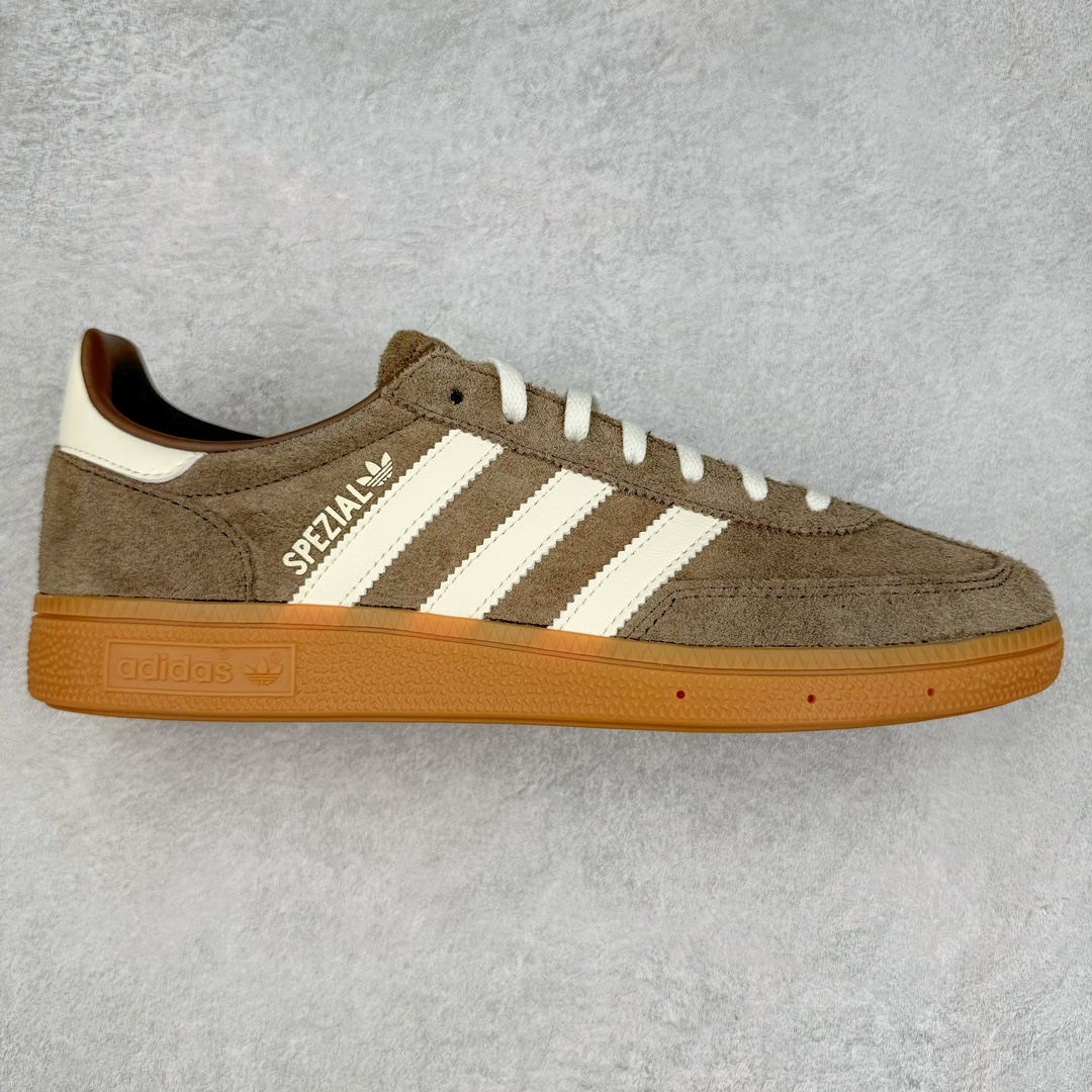 ＃C版纯原 AD Originals Handball SPZL 手球运动员系列百搭休闲运动板鞋 IF6490 这款来自阿迪达斯的这款HANDBALL SPZL前身是一双手球运动鞋，这一次拿来复刻，所以鞋面的主要色彩选用了黑色， 鞋面外侧除了Spezial字母之外还有三叶草标志。Handball SPZL作为复古手球训练鞋与作为室内足球鞋的Samba有着异曲同工之处，但是质感更为出众的鞋身以及丰富的配色选择比起Samba来讲可以说是更胜一筹了！尺码：36 36⅔ 37⅓ 38 38⅔ 39⅓ 40 40⅔ 41⅓ 42 42⅔ 43⅓ 44 45-选品中心