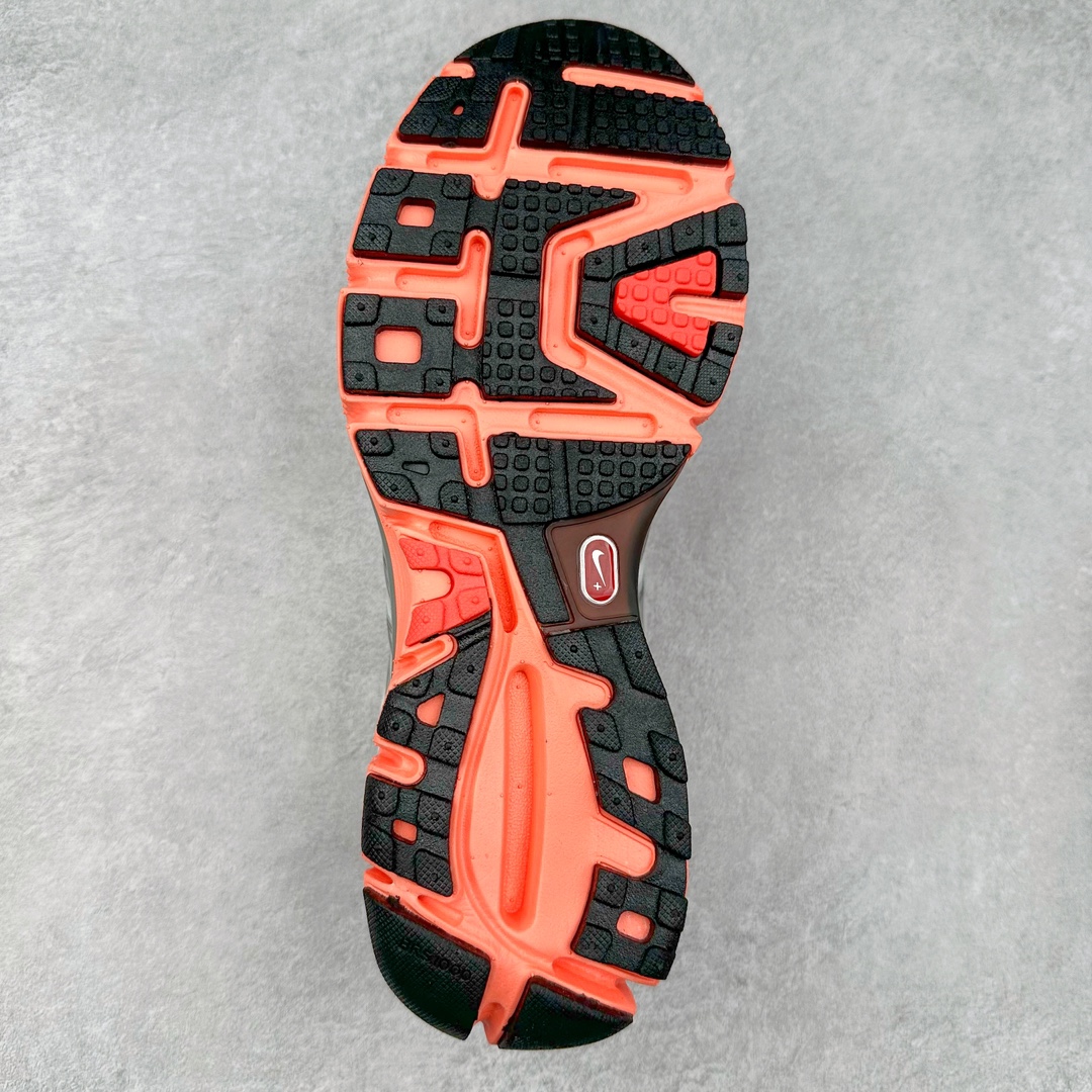 图片[9]-NK Lunar Roam 露娜太空漫步系列轻量透气休闲运动跑步慢跑鞋 407647-108 近期NK推出了备受瞩目的全新跑鞋Lunar Roam，将Lunar科技重新注入市场，为慢跑和日常穿着提供了全新的选择。Nike Lunar科技最早于2008年问世，当时被成功地运用于多款经典鞋款，如Hyperdunk 2008、Air Max 90、Air Force 1等。经过一段时间的沉寂，Lunar科技再度崭露头角，重新定义了舒适性和缓震性能的标准。相比专业跑鞋领域的后起之秀ZoomX，这次Lunar Roam将焦点放在了慢跑鞋的定位上，为用户带来了柔软的脚感和出众的回弹力，使其成为日常穿着的理想之选。Nike Lunar Roam 在外观设计上秉承了2010年前后的复合鞋面设计理念。鞋面采用轻质网布搭配热熔工艺，营造轻盈透气的包裹感受。通过低饱和的大色块拼接，搭配清新的配色，呈现出充满活力的视觉效果。鞋头对称的深灰色TPU与主导色调形成对比，为整体外观注入了一丝千禧年的复古美学。Nike Lunar Roam 不仅在外观上有所创新，在功能方面也引入了一系列先进设计。透气工程网布、Flywire科技的应用以及TPU加固材料的使用，都展示了Nike对于细节和性能的追求。中底依旧采用标志性的Lunar泡棉，提供柔软的脚感和舒适的滚动感，使得这双鞋在慢跑和日常穿着中都能够表现出色。尺码：36 36.5 37.5 38 38.5 39 40-选品中心